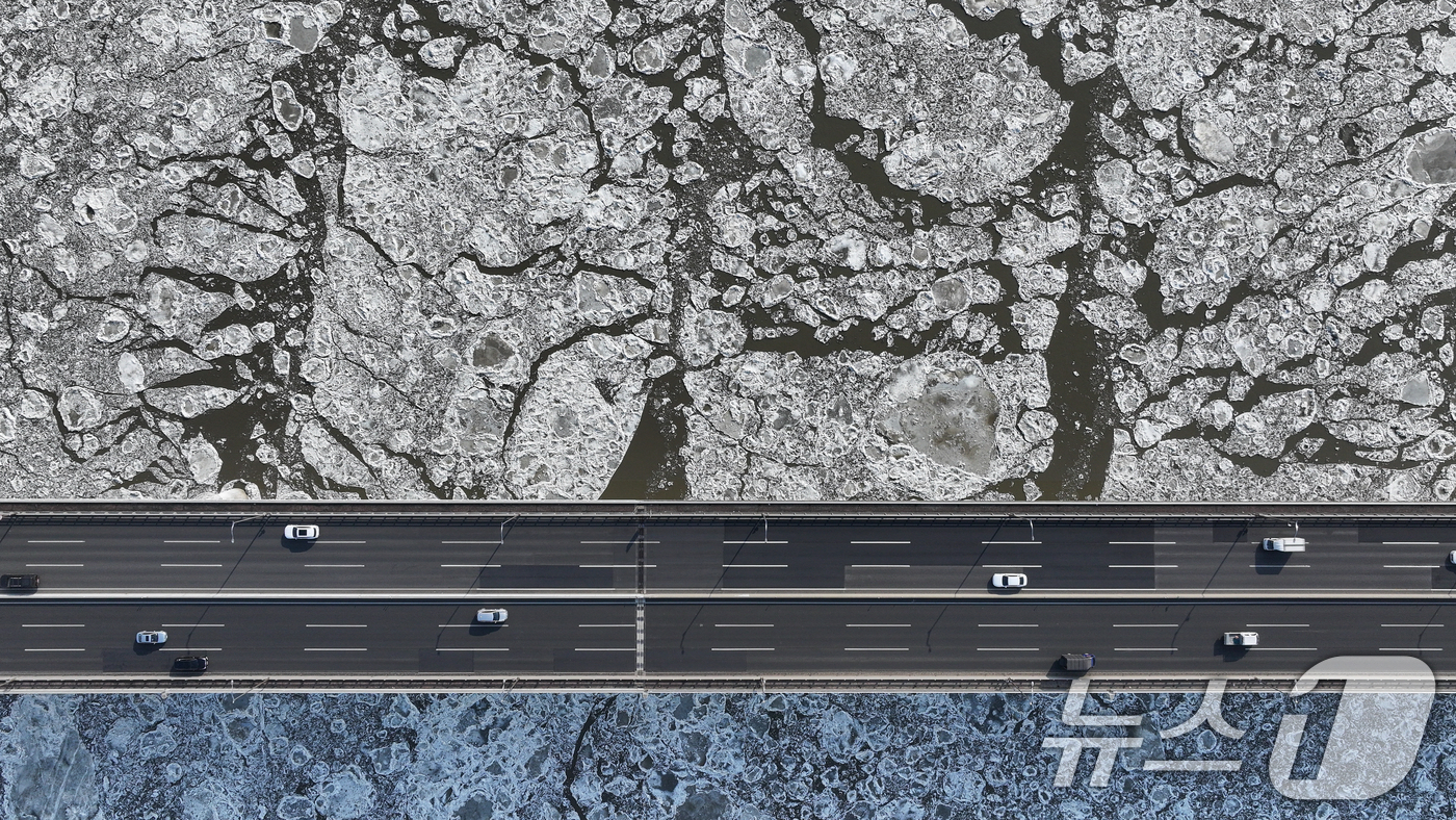 (김포=뉴스1) 김도우 기자 = 연일 한파가 이어지고 있는 23일 경기 김포시 일산대교 일대 한강 위에 유빙이 떠다니고 있다.  2026.1.23/뉴스1