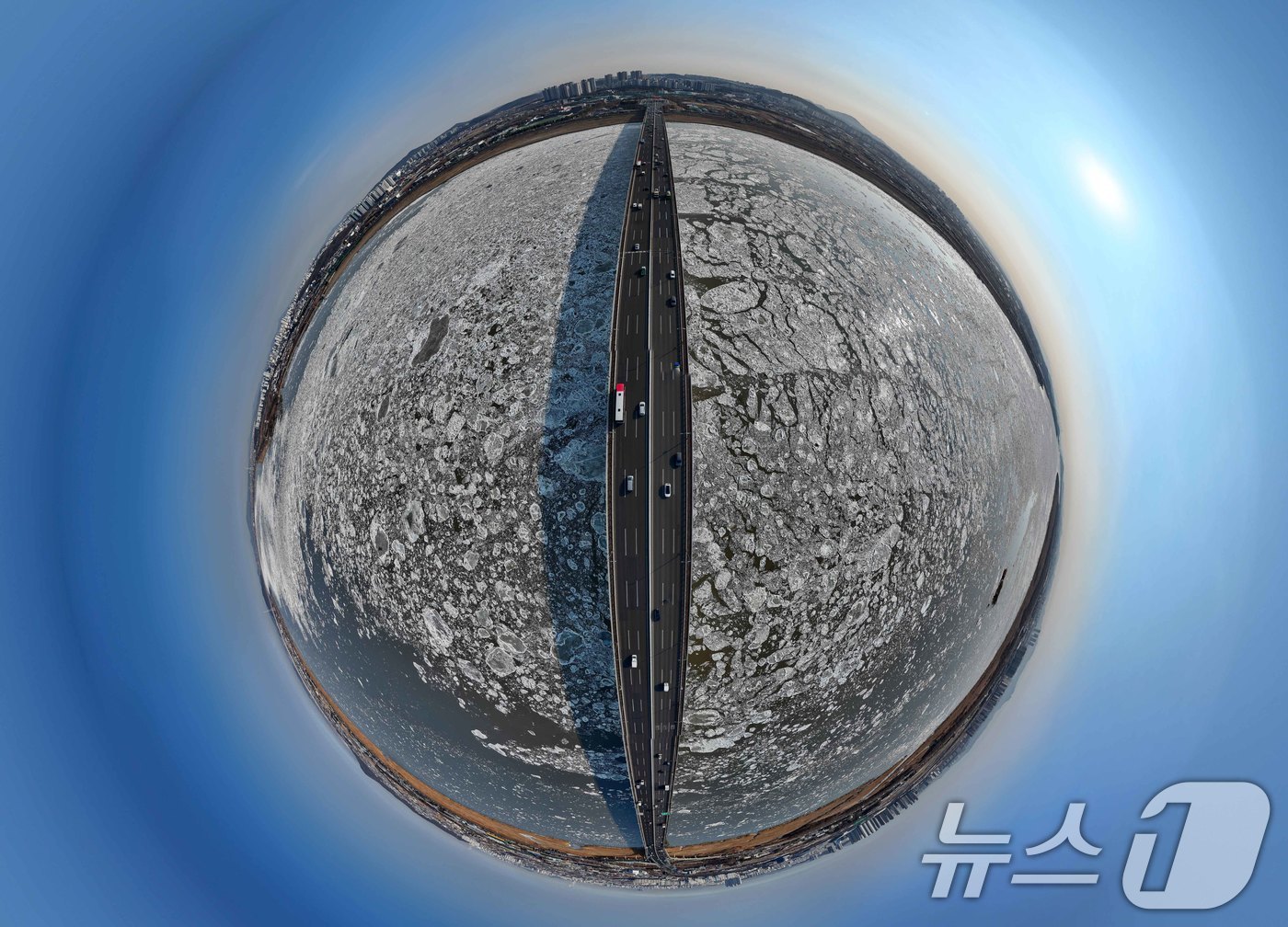 (김포=뉴스1) 김도우 기자 = 연일 한파가 이어지고 있는 23일 경기 김포시 일산대교 일대 한강 위에 유빙이 떠다니고 있다.  2026.1.23/뉴스1