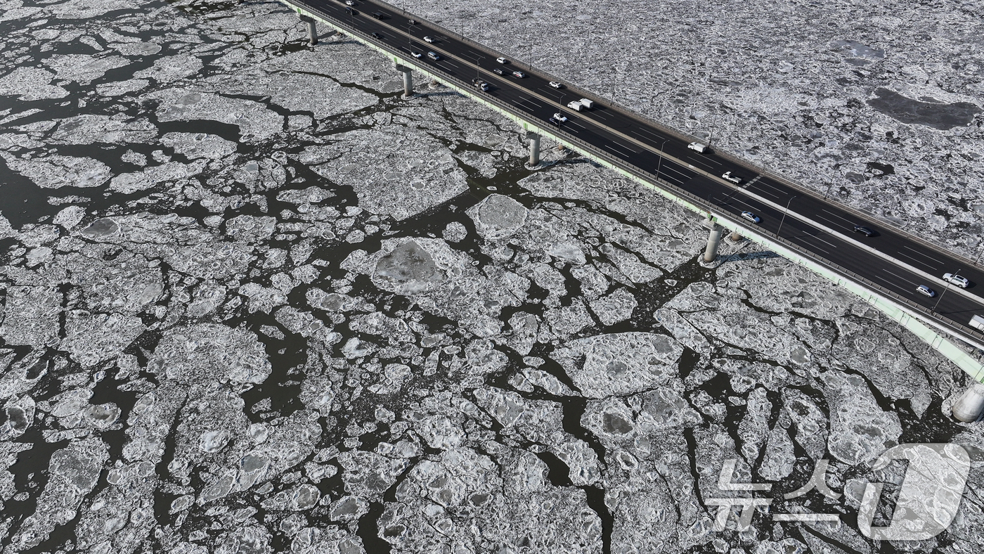 (김포=뉴스1) 김도우 기자 = 연일 한파가 이어지고 있는 23일 경기 김포시 일산대교 일대 한강 위에 유빙이 떠다니고 있다.  2026.1.23/뉴스1