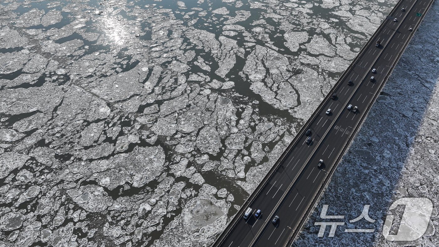 본문 이미지 - 연일 한파가 이어지고 있는 23일 경기 김포시 일산대교 일대 한강 위에 유빙이 떠다니고 있다. 2026.1.23/뉴스1 ⓒ News1 김도우 기자
