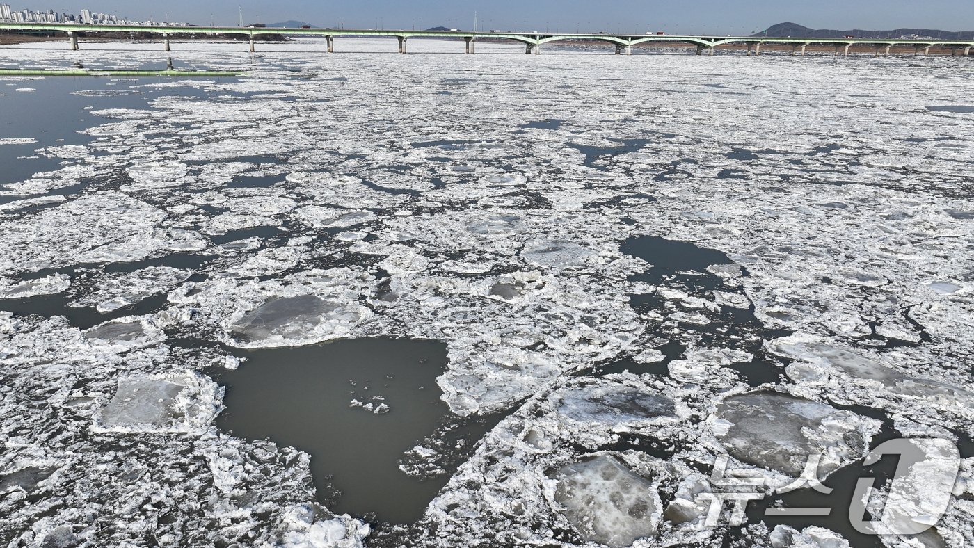(김포=뉴스1) 김도우 기자 = 연일 한파가 이어지고 있는 23일 경기 김포시 일산대교 일대 한강 위에 유빙이 떠다니고 있다.  2026.1.23/뉴스1