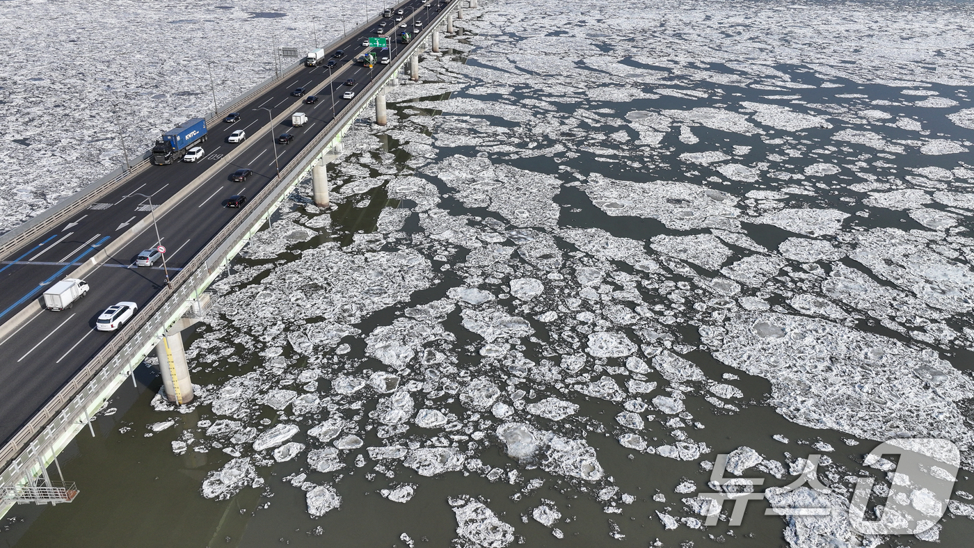 (김포=뉴스1) 김도우 기자 = 연일 한파가 이어지고 있는 23일 경기 김포시 일산대교 일대 한강 위에 유빙이 떠다니고 있다.  2026.1.23/뉴스1