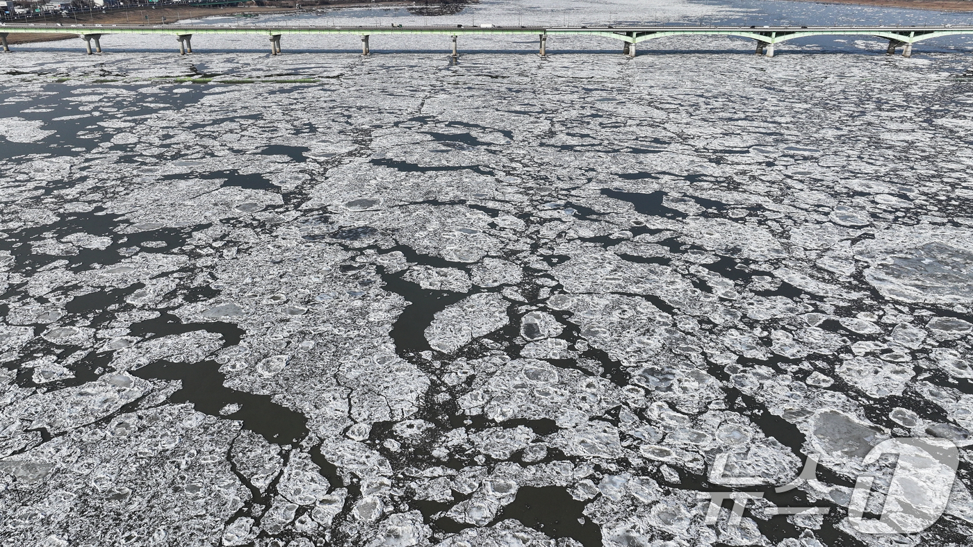 (김포=뉴스1) 김도우 기자 = 연일 한파가 이어지고 있는 23일 경기 김포시 일산대교 일대 한강 위에 유빙이 떠다니고 있다.  2026.1.23/뉴스1