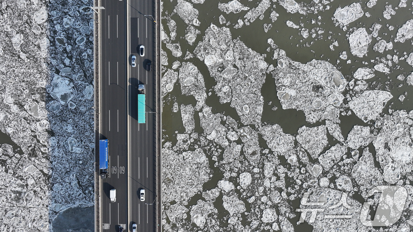 (김포=뉴스1) 김도우 기자 = 연일 한파가 이어지고 있는 23일 경기 김포시 일산대교 일대 한강 위에 유빙이 떠다니고 있다.  2026.1.23/뉴스1