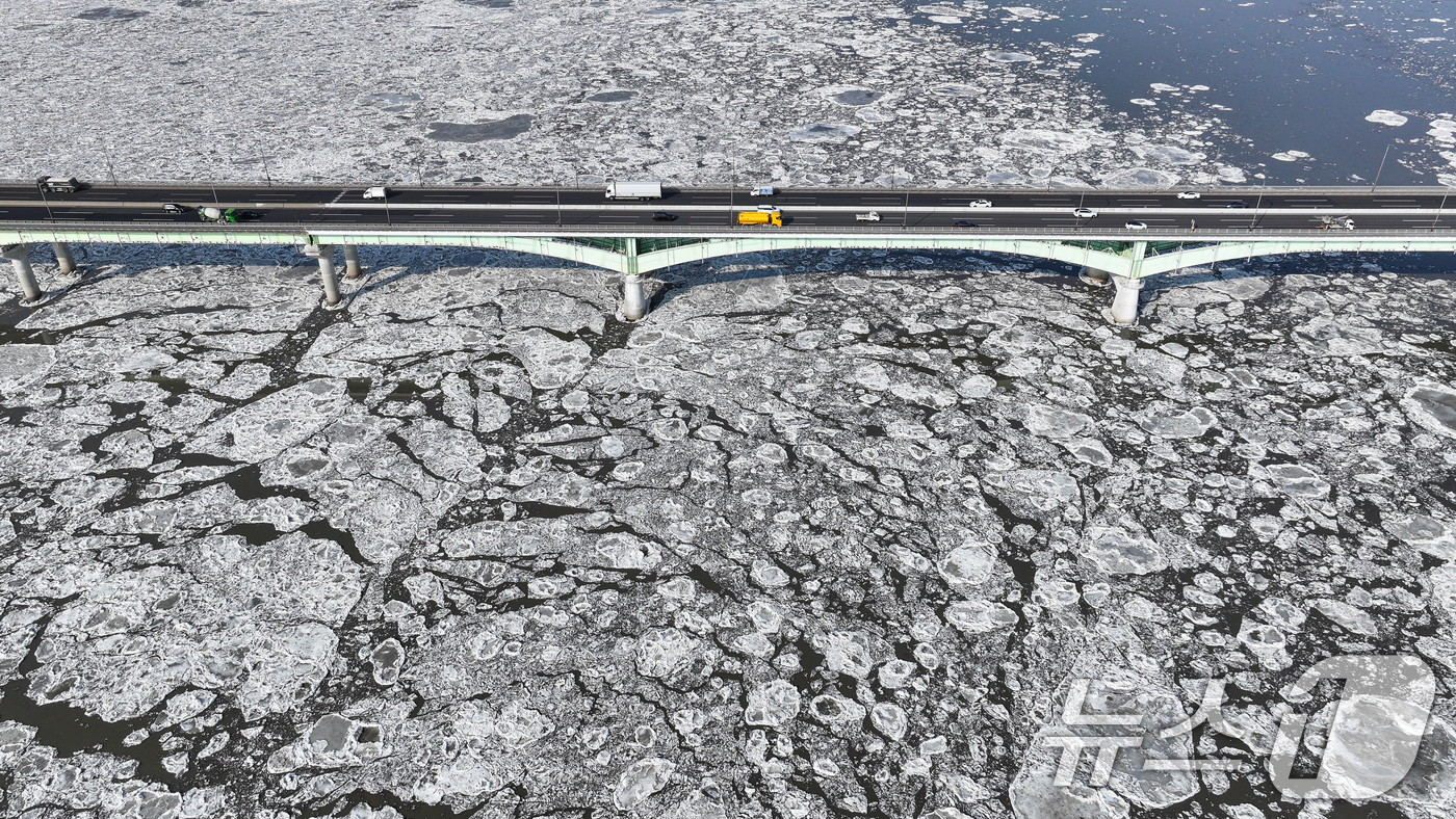 (김포=뉴스1) 김도우 기자 = 연일 한파가 이어지고 있는 23일 경기 김포시 일산대교 일대 한강 위에 유빙이 떠다니고 있다.  2026.1.23/뉴스1
