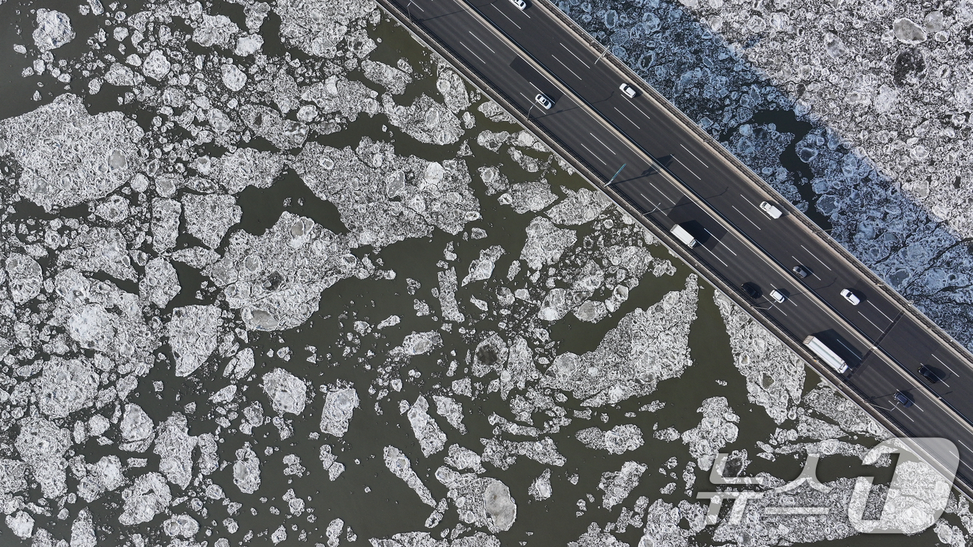 (김포=뉴스1) 김도우 기자 = 연일 한파가 이어지고 있는 23일 경기 김포시 일산대교 일대 한강 위에 유빙이 떠다니고 있다.  2026.1.23/뉴스1