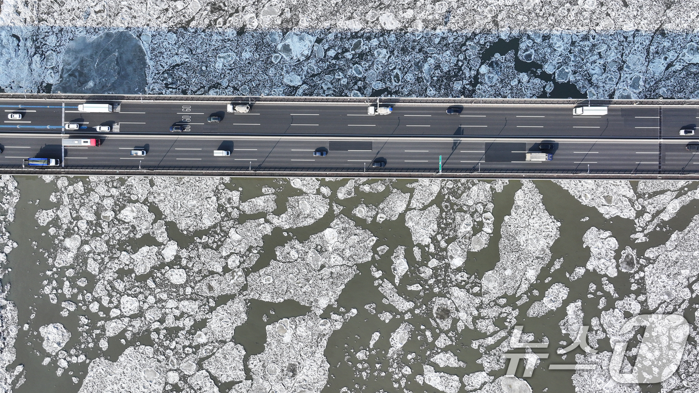(김포=뉴스1) 김도우 기자 = 연일 한파가 이어지고 있는 23일 경기 김포시 일산대교 일대 한강 위에 유빙이 떠다니고 있다.  2026.1.23/뉴스1