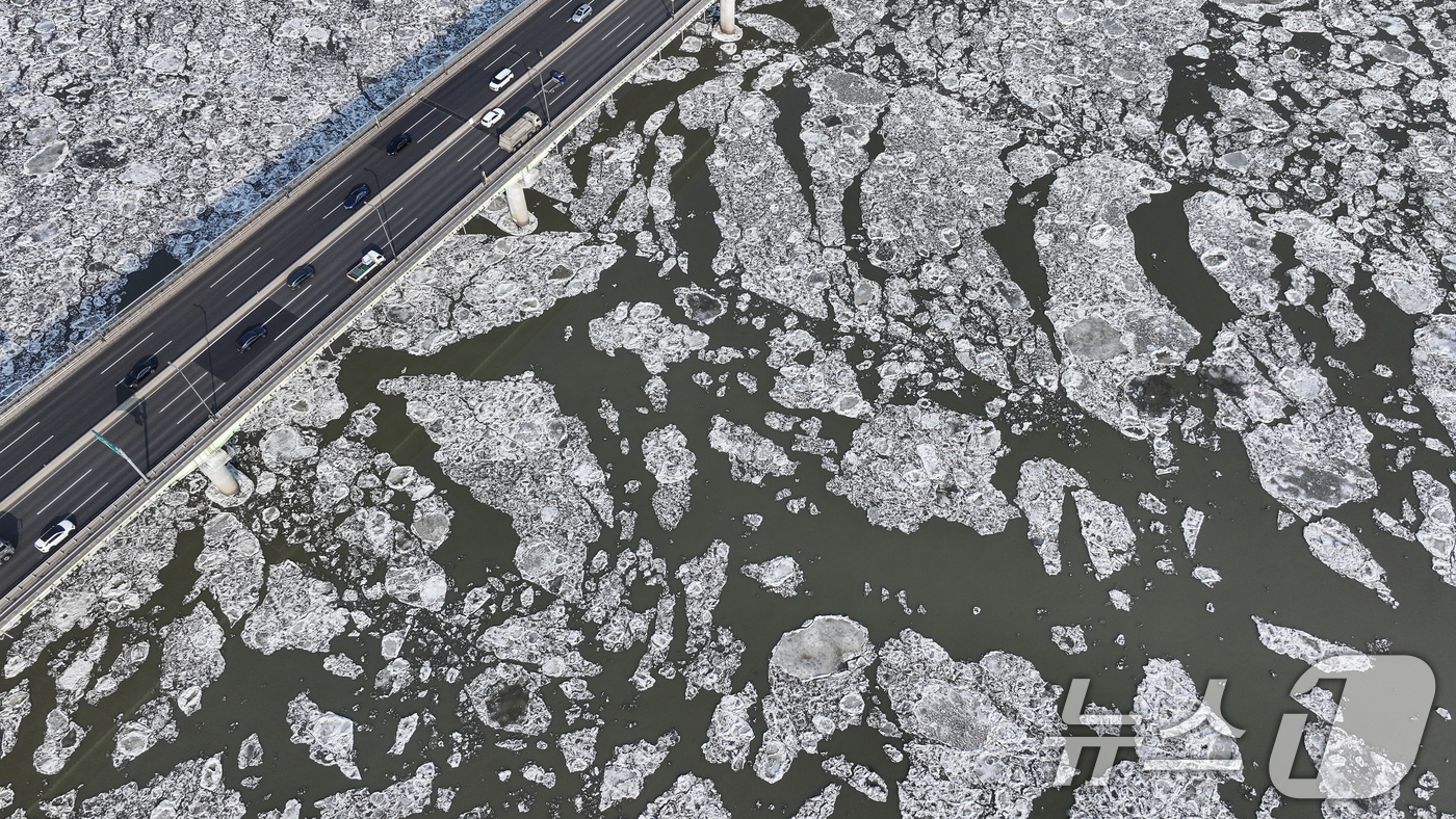 (김포=뉴스1) 김도우 기자 = 연일 한파가 이어지고 있는 23일 경기 김포시 일산대교 일대 한강 위에 유빙이 떠다니고 있다.  2026.1.23/뉴스1