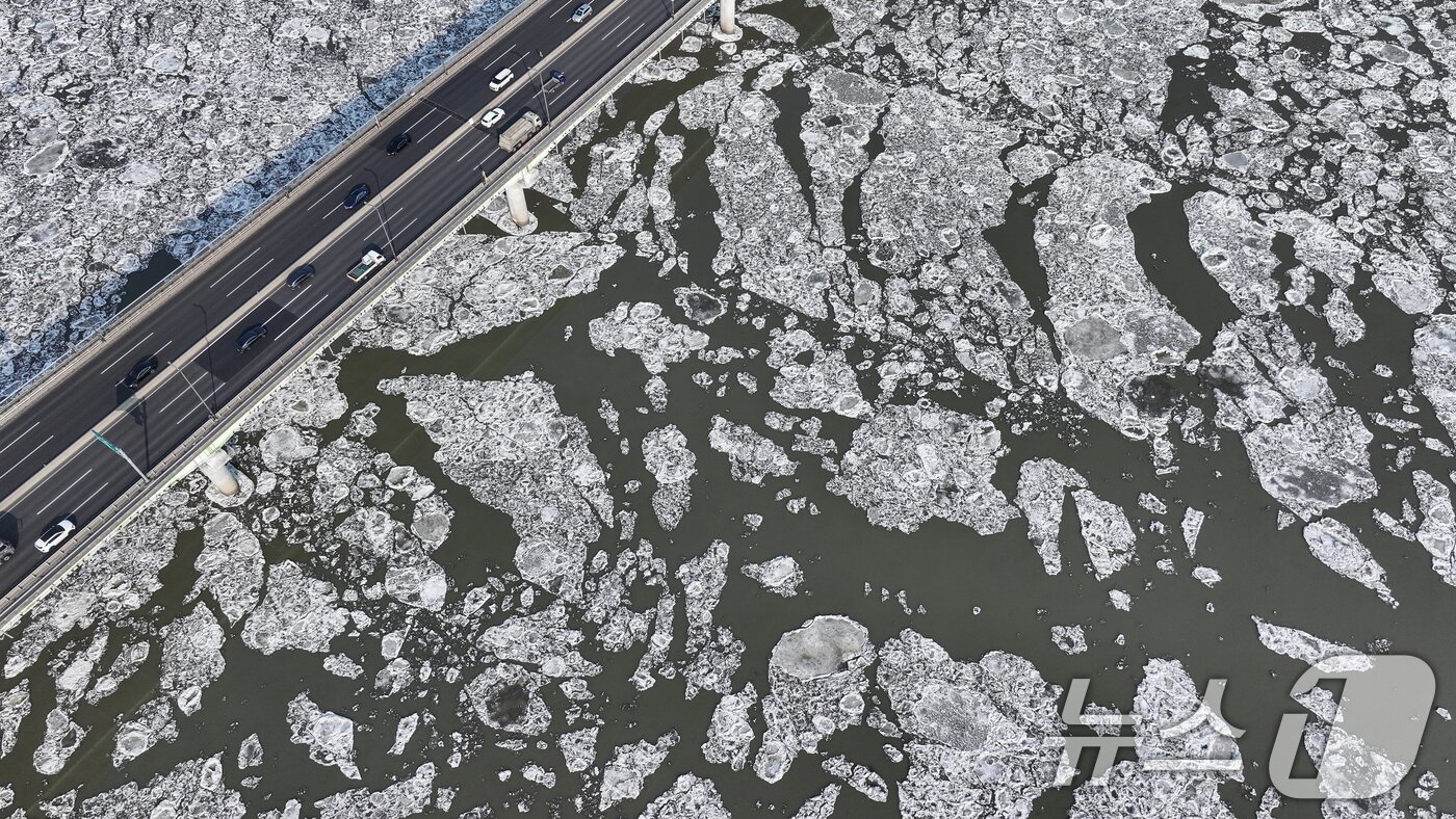 본문 이미지 - 연일 한파가 이어지고 있는 23일 경기 김포시 일산대교 일대 한강 위에 유빙이 떠다니고 있다. 2026.1.23/뉴스1 ⓒ News1 김도우 기자