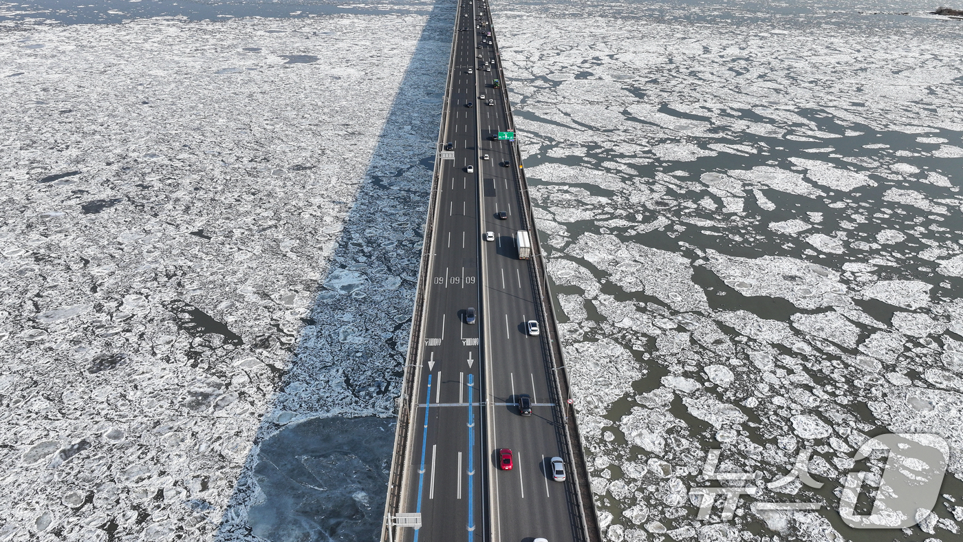 (김포=뉴스1) 김도우 기자 = 연일 한파가 이어지고 있는 23일 경기 김포시 일산대교 일대 한강 위에 유빙이 떠다니고 있다.  2026.1.23/뉴스1