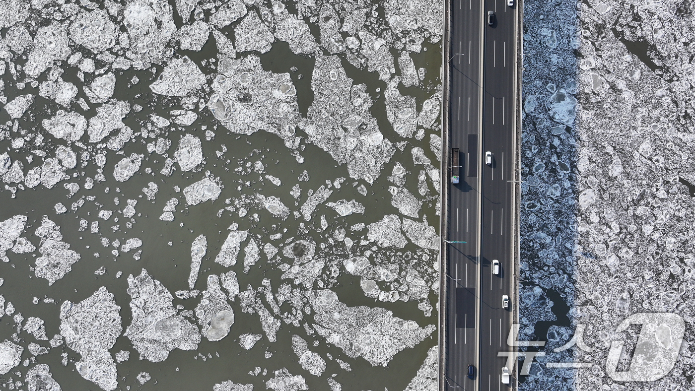 (김포=뉴스1) 김도우 기자 = 연일 한파가 이어지고 있는 23일 경기 김포시 일산대교 일대 한강 위에 유빙이 떠다니고 있다.  2026.1.23/뉴스1