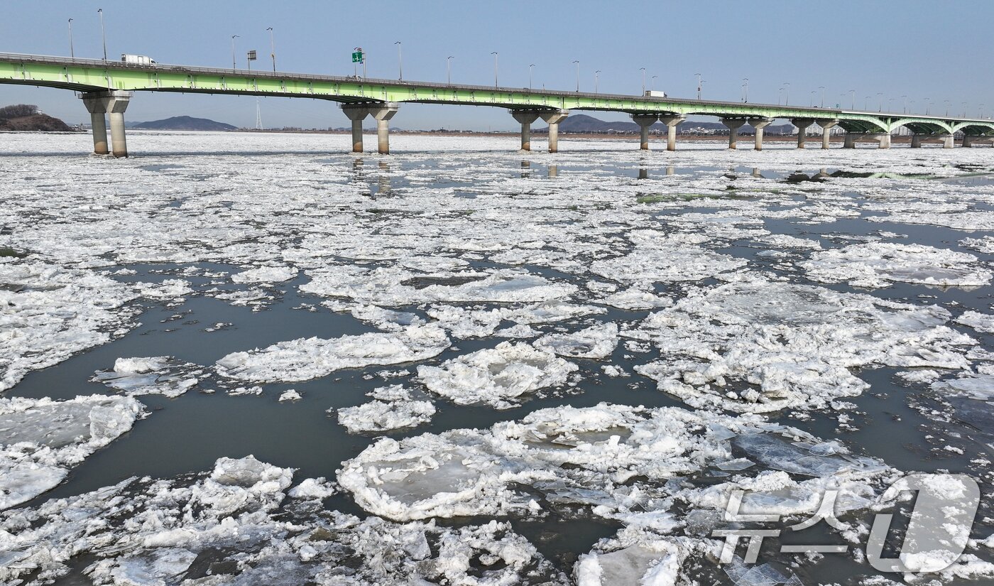 본문 이미지 - 연일 한파가 이어지고 있는 23일 경기 김포시 일산대교 일대 한강 위에 유빙이 떠다니고 있다. 2026.1.23/뉴스1 ⓒ News1 김도우 기자