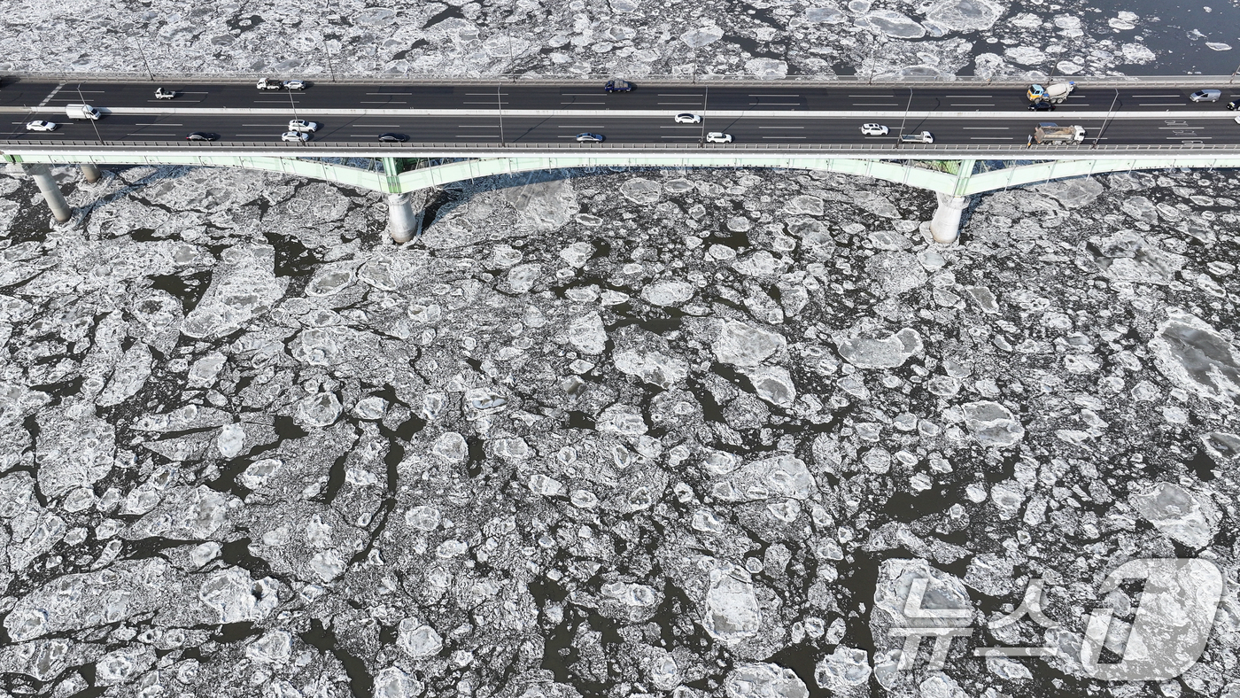 (김포=뉴스1) 김도우 기자 = 연일 한파가 이어지고 있는 23일 경기 김포시 일산대교 일대 한강 위에 유빙이 떠다니고 있다.  2026.1.23/뉴스1