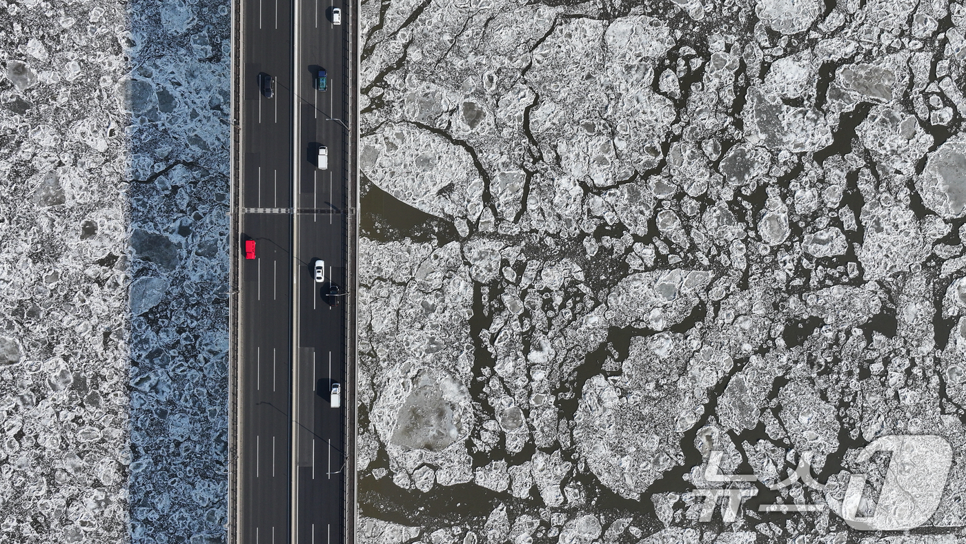 (김포=뉴스1) 김도우 기자 = 연일 한파가 이어지고 있는 23일 경기 김포시 일산대교 일대 한강 위에 유빙이 떠다니고 있다.  2026.1.23/뉴스1