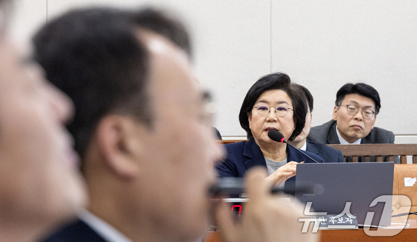 (서울=뉴스1) 이승배 기자 = 이혜훈 기획예산처 장관 후보자가 23일 서울 여의도 국회에서 열린 제431회국회(임시회) 재정경제기획위원회 인사청문회에 출석해 의원 질의에 답변하고 …