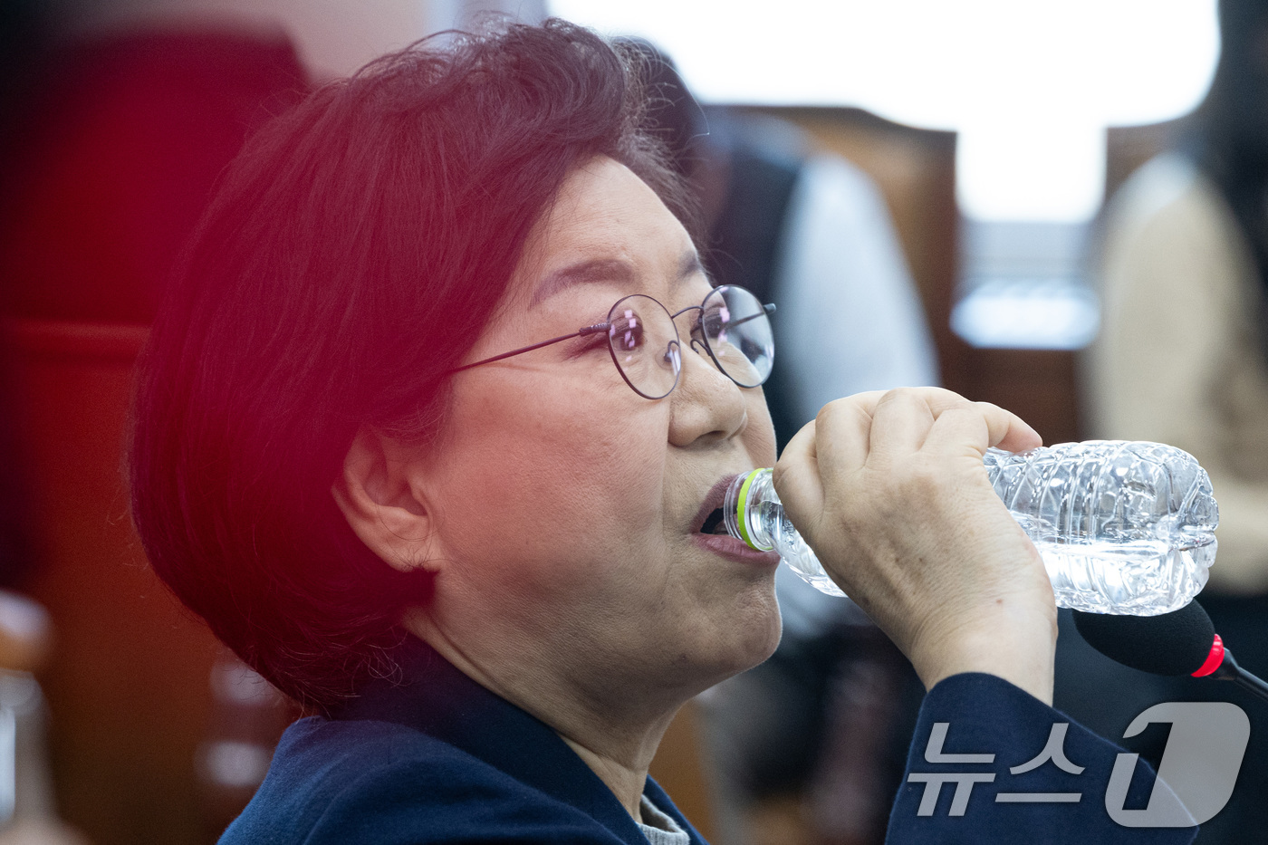 (서울=뉴스1) 이승배 기자 = 이혜훈 기획예산처 장관 후보자가 23일 서울 여의도 국회에서 열린 제431회국회(임시회) 재정경제기획위원회 인사청문회에 출석해 물을 마시고 있다. …