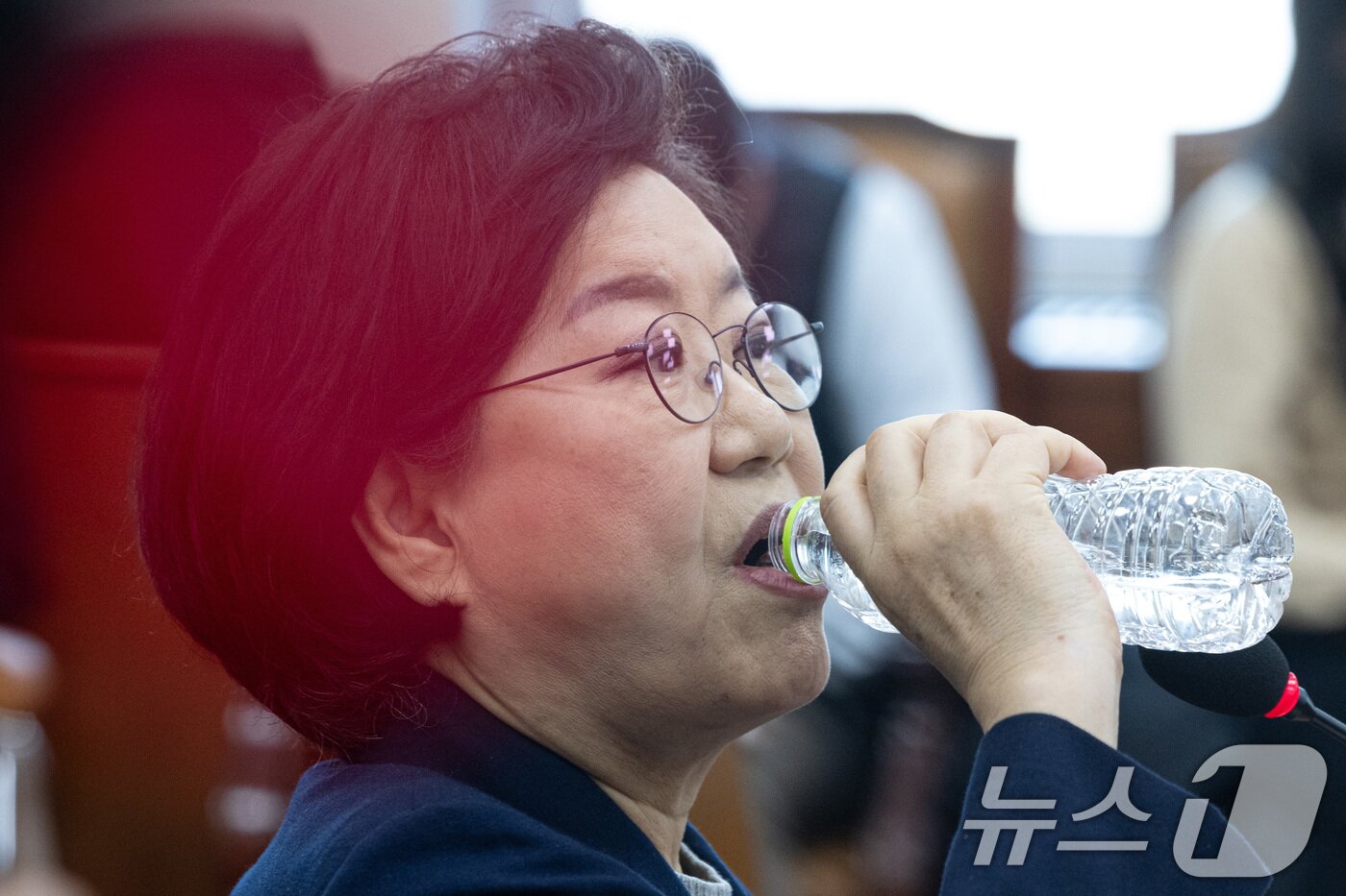 본문 이미지 - 이혜훈 기획예산처 장관 후보자가 23일 서울 여의도 국회에서 열린 제431회국회(임시회) 재정경제기획위원회 인사청문회에 출석해 물을 마시고 있다. 2026.1.23/뉴스1 ⓒ News1 이승배 기자