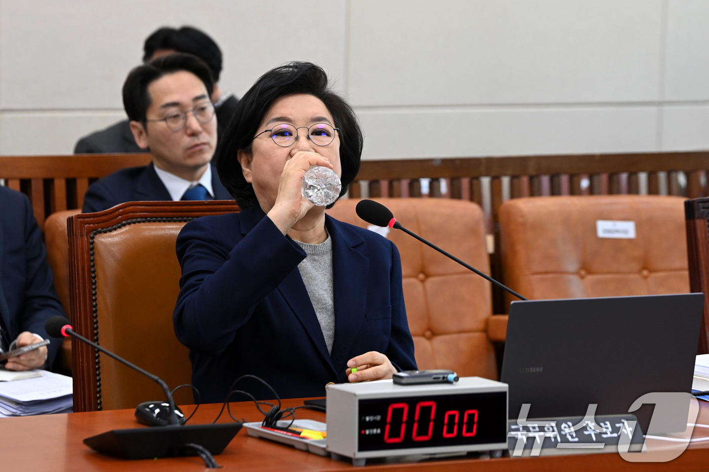 (서울=뉴스1) 국회사진기자단 = 이혜훈 기획예산처 장관 후보자가 23일 서울 여의도 국회에서 열린 인사청문회에 출석해 물을 마시고 있다. 2026.1.23/뉴스1