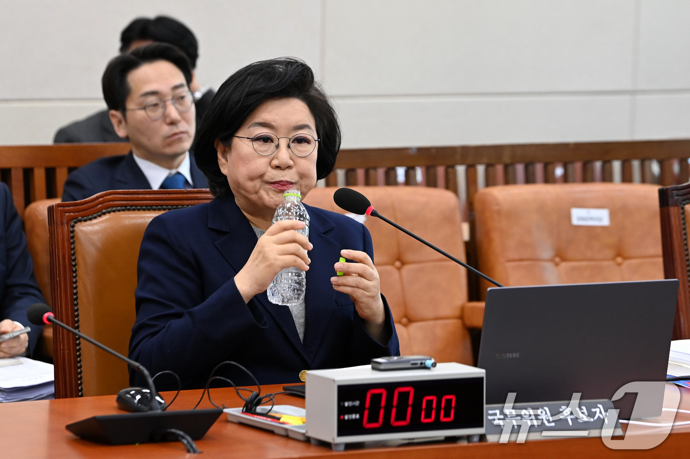 (서울=뉴스1) 국회사진기자단 = 이혜훈 기획예산처 장관 후보자가 23일 서울 여의도 국회에서 열린 인사청문회에 출석해 물을 마시고 있다. 2026.1.23/뉴스1