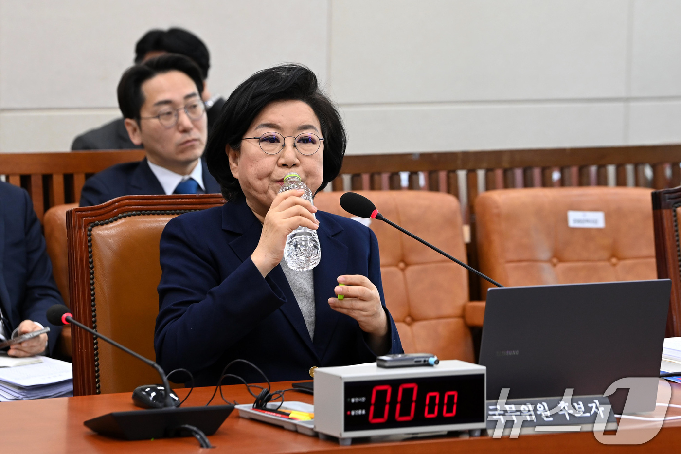 (서울=뉴스1) 국회사진기자단 = 이혜훈 기획예산처 장관 후보자가 23일 서울 여의도 국회에서 열린 인사청문회에 출석해 물을 마시고 있다. 2026.1.23/뉴스1