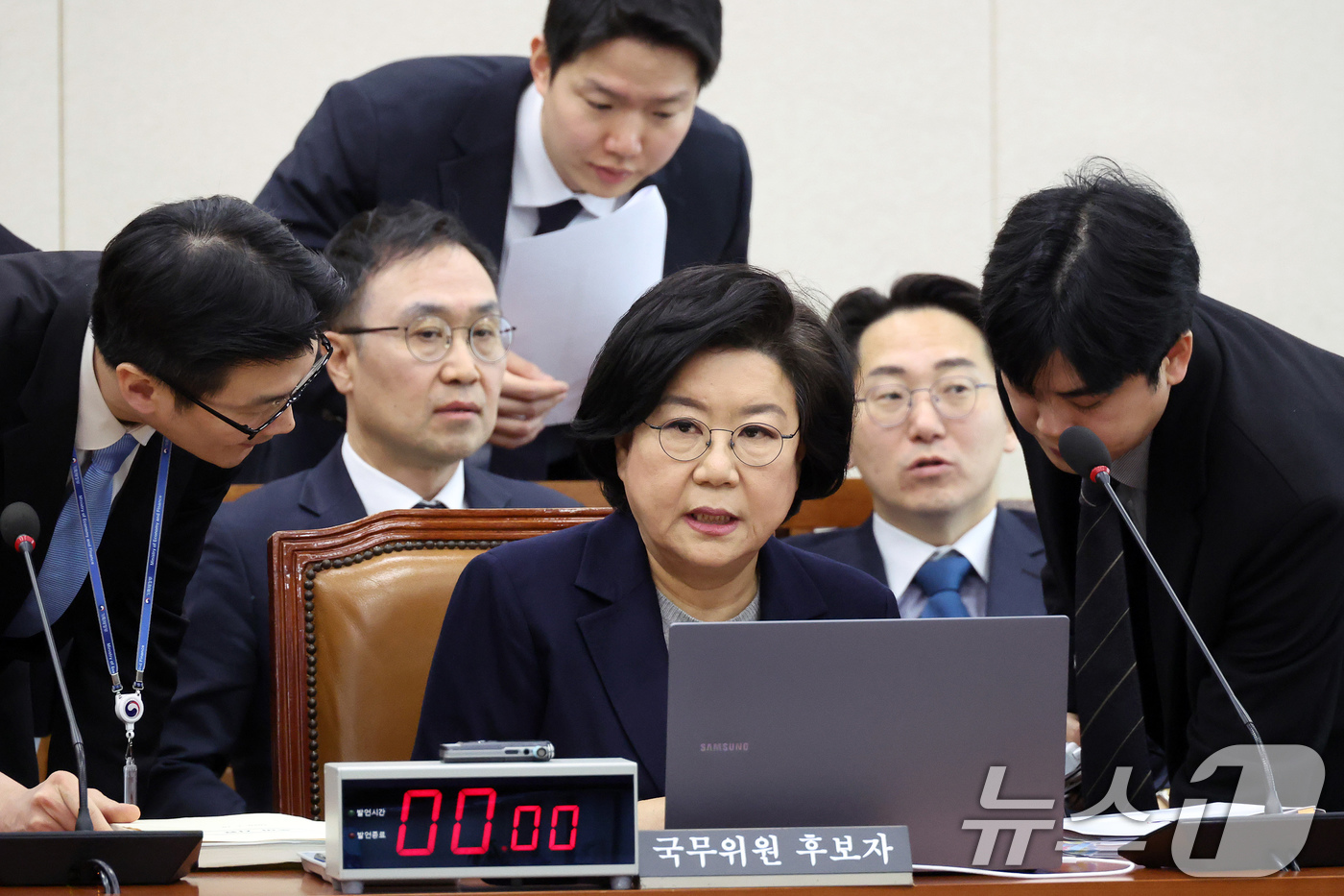 (서울=뉴스1) 국회사진기자단 = 이혜훈 기획예산처 장관 후보자가 23일 서울 여의도 국회에서 열린 인사청문회에 출석해 관계자와 대화하고 있다. 2026.1.23/뉴스1