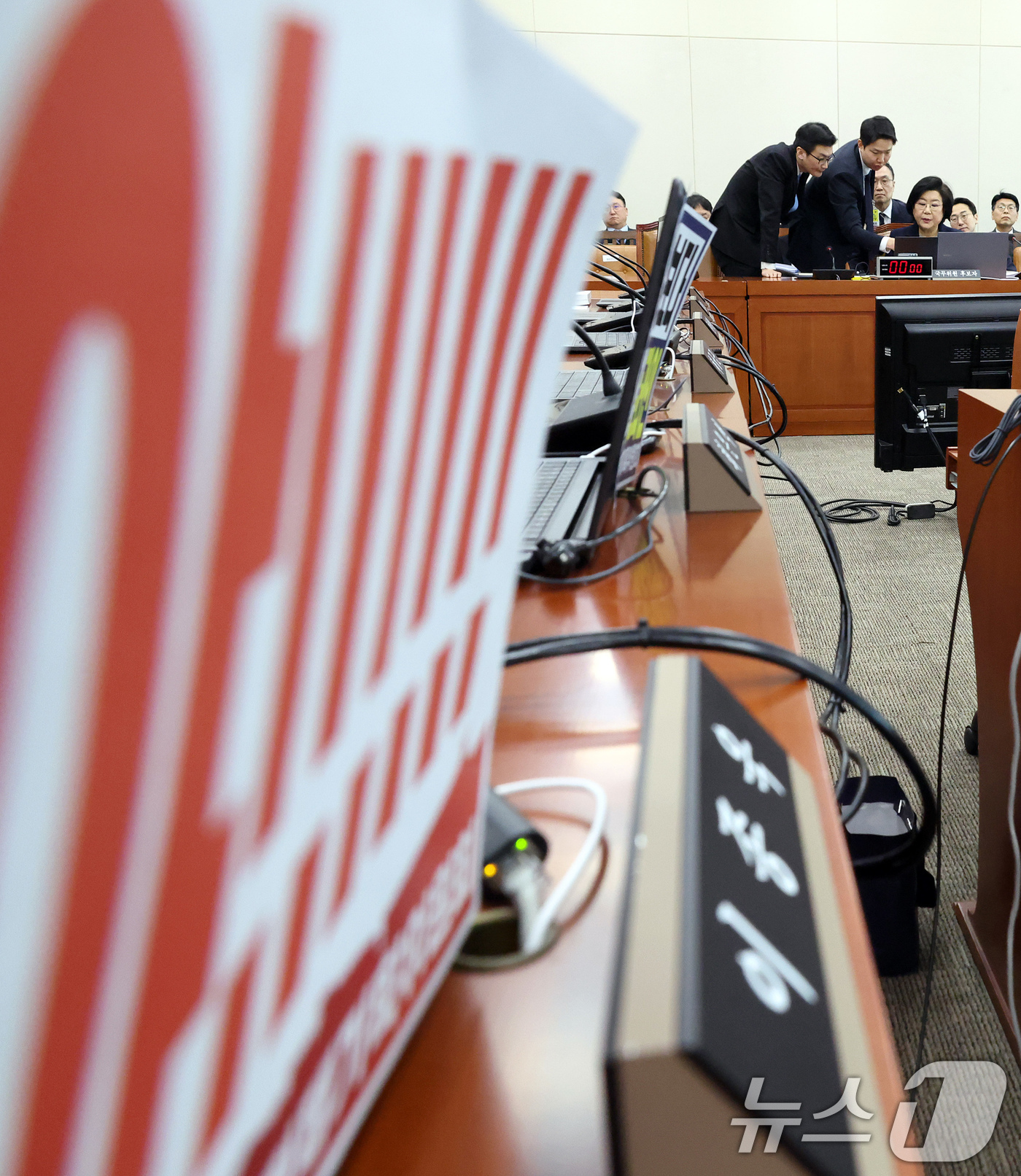 (서울=뉴스1) 국회사진기자단 = 국민의힘 의원들이 23일 서울 여의도 국회에서 열린 재정경제기획위원회의 이혜훈 기획예산처 장관 후보자에 대한 인사청문회에서 노트북에 피켓을 붙여 …