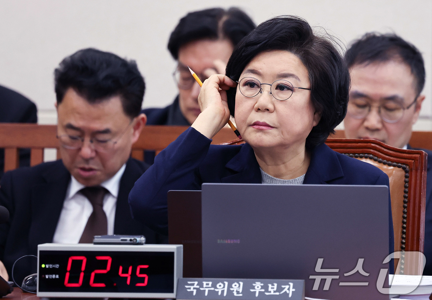 (서울=뉴스1) 국회사진기자단 = 이혜훈 기획예산처 장관 후보자가 23일 국회 재정경제기획위원회 전체회의에서 열린  인사청문회에서 의원들 질의를 듣고 있다. 2026.1.23/뉴스 …