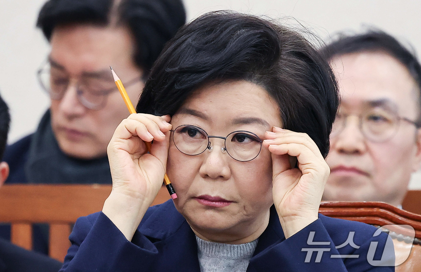 (서울=뉴스1) 국회사진기자단 = 이혜훈 기획예산처 장관 후보자가 23일 서울 여의도 국회에서 열린 인사청문회에 출석해 안경을 고쳐 쓰고 있다. 2026.1.23/뉴스1