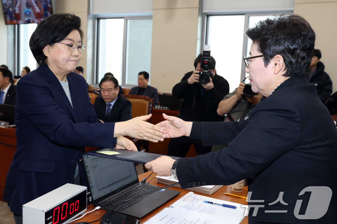 (서울=뉴스1) 국회사진기자단 = 이혜훈 기획예산처 장관 후보자가 23일 서울 여의도 국회에서 열린 인사청문회에 출석해 임이자 재정경제기획위원장에게 선서문을 전달한 후 악수하고 있 …