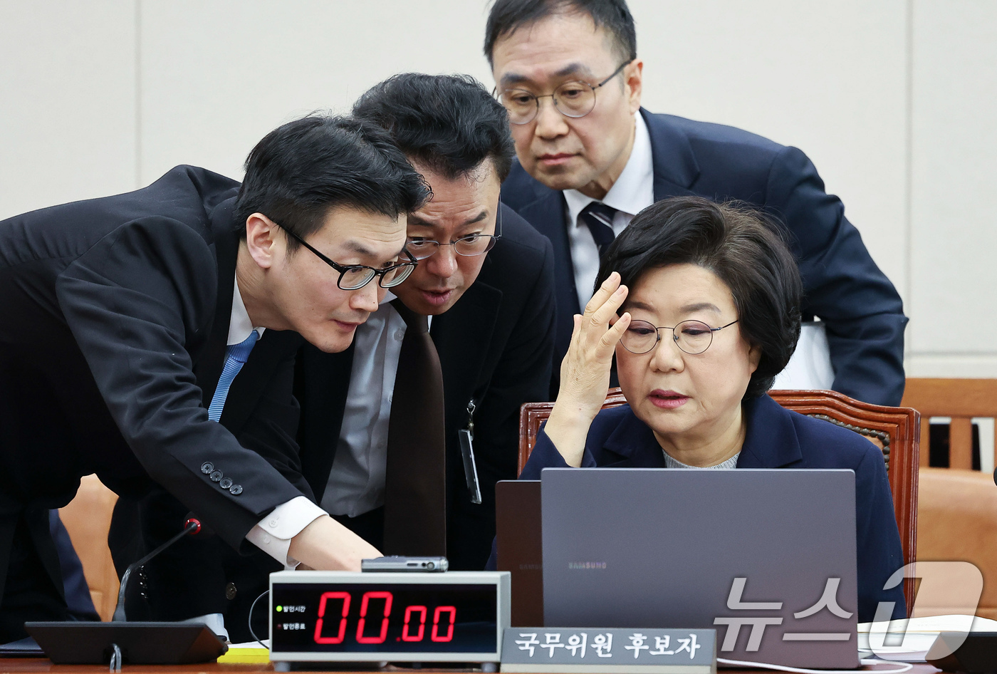 (서울=뉴스1) 국회사진기자단 = 이혜훈 기획예산처 장관 후보자가 23일 서울 여의도 국회에서 열린 인사청문회에 출석해 관계자와 대화하고 있다. 2026.1.23/뉴스1