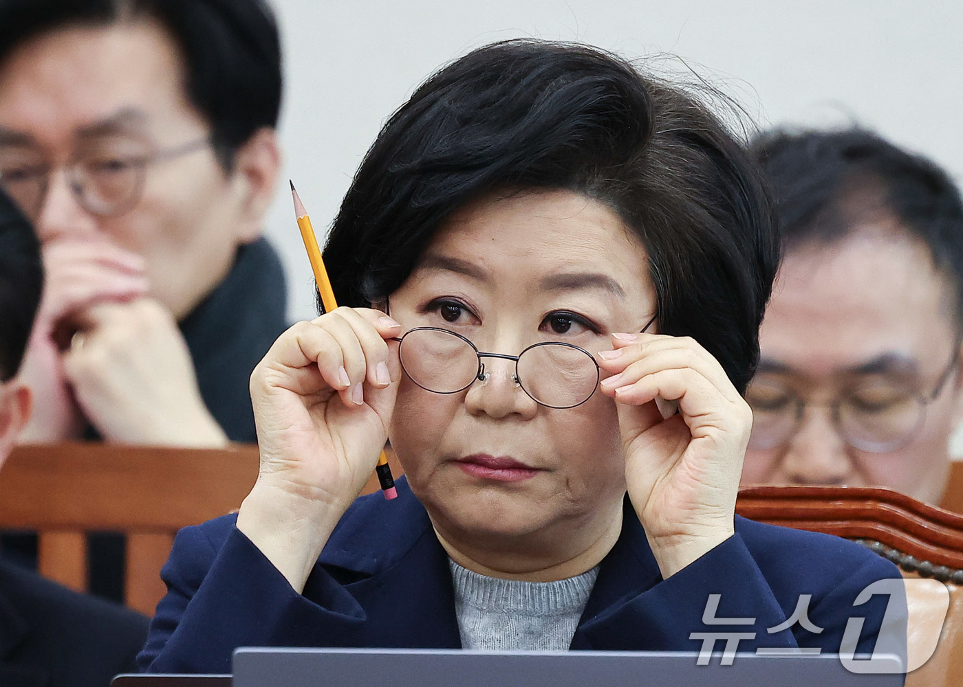 (서울=뉴스1) 국회사진기자단 = 이혜훈 기획예산처 장관 후보자가 23일 서울 여의도 국회에서 열린 인사청문회에 출석해 안경을 고쳐 쓰고 있다. 2026.1.23/뉴스1