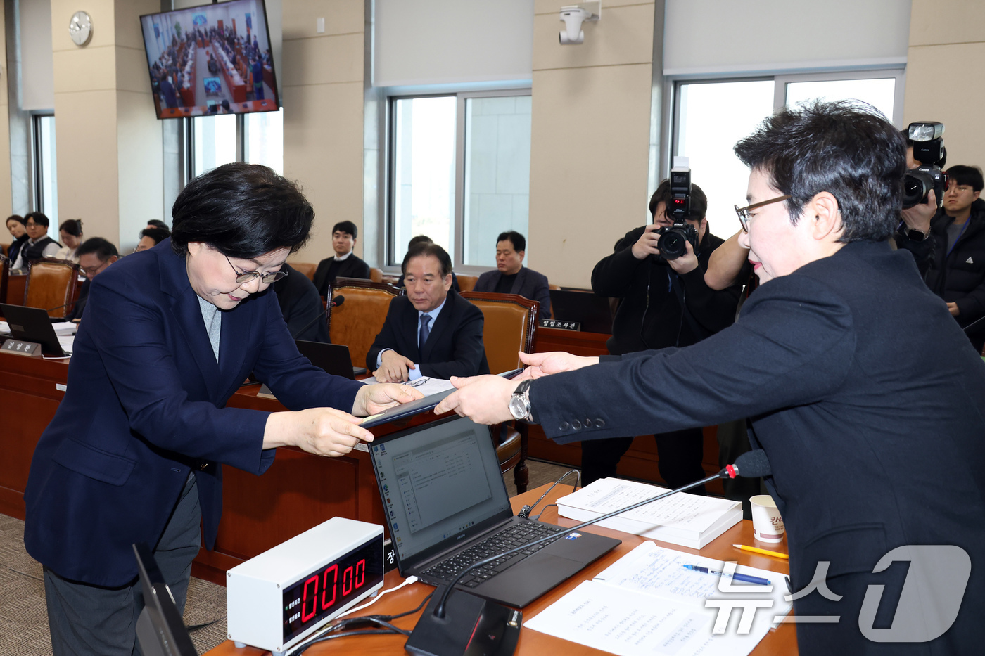 (서울=뉴스1) 국회사진기자단 = 이혜훈 기획예산처 장관 후보자가 23일 서울 여의도 국회에서 열린 인사청문회에 출석해 임이자 재정경제기획위원장에게 선서문을 전달하고 있다. 202 …