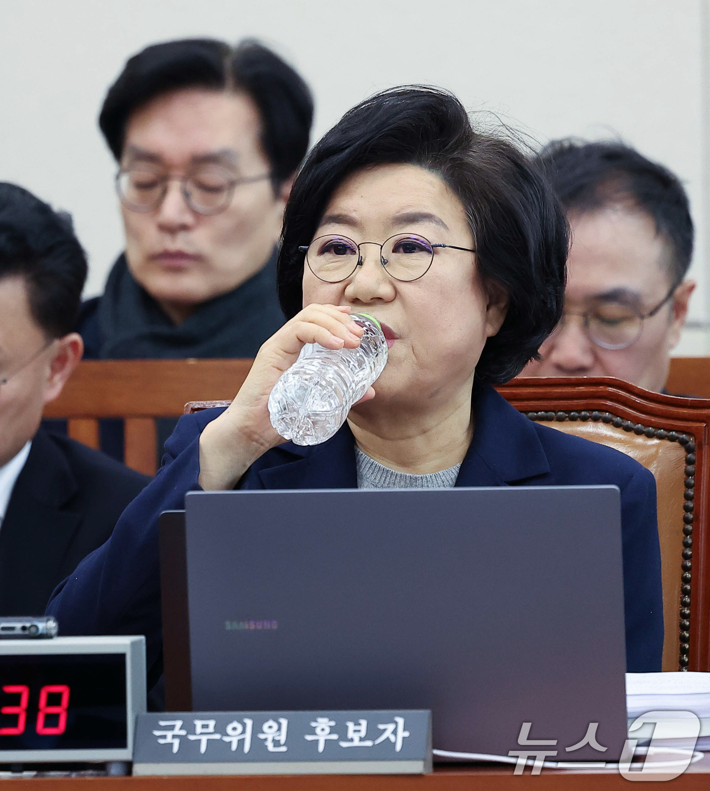 (서울=뉴스1) 국회사진기자단 = 이혜훈 기획예산처 장관 후보자가 23일 서울 여의도 국회에서 열린 인사청문회에 출석해 물을 마시고 있다. 2026.1.23/뉴스1