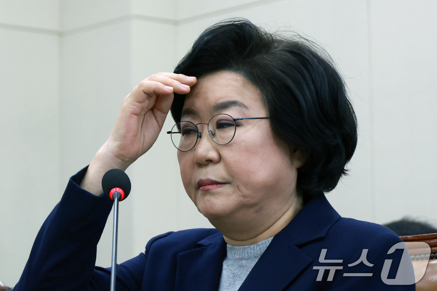(서울=뉴스1) 국회사진기자단 = 이혜훈 기획예산처 장관 후보자가 23일 서울 여의도 국회에서 열린 인사청문회에서 의원 질의를 들으며 머리카락을 넘기고 있다. 2026.1.23/뉴 …