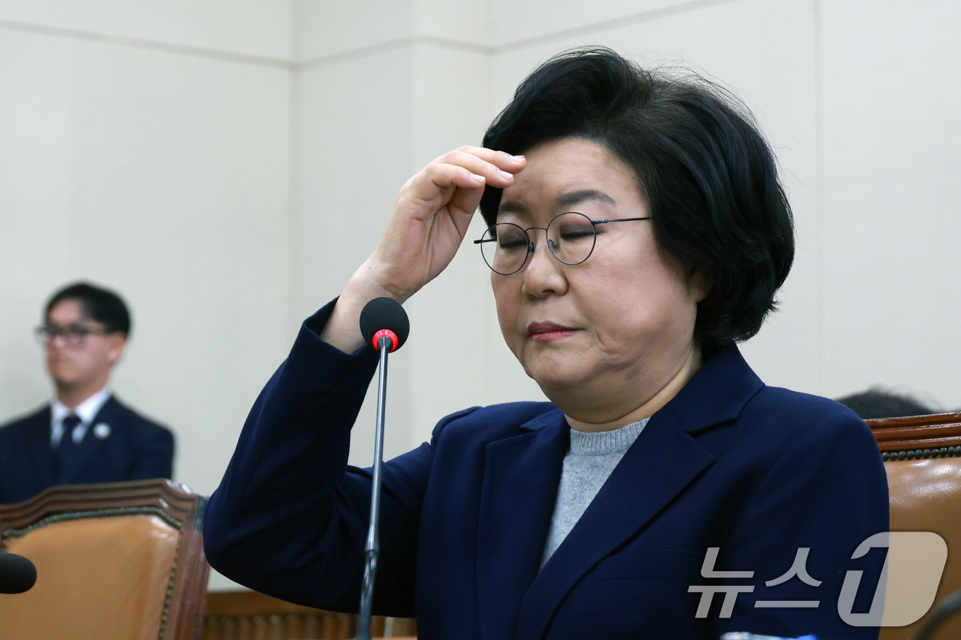 (서울=뉴스1) 국회사진기자단 = 이혜훈 기획예산처 장관 후보자가 23일 서울 여의도 국회에서 열린 인사청문회에서 의원 질의를 들으며 머리카락을 넘기고 있다. 2026.1.23/뉴 …