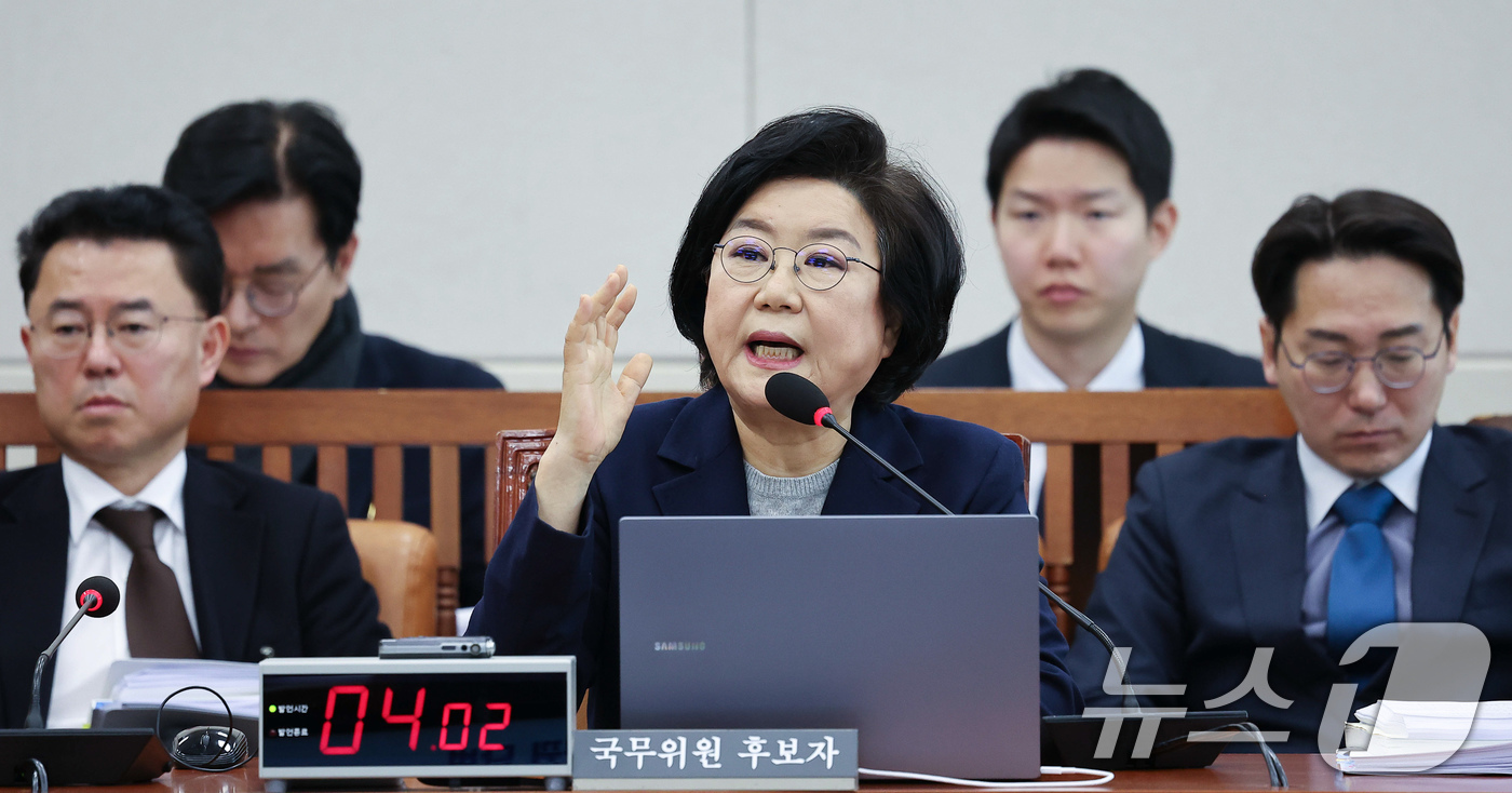 (서울=뉴스1) 국회사진기자단 = 이혜훈 기획예산처 장관 후보자가 23일 서울 여의도 국회에서 열린 인사청문회에 출석해 의원 질의에 답하고 있다. 2026.1.23/뉴스1