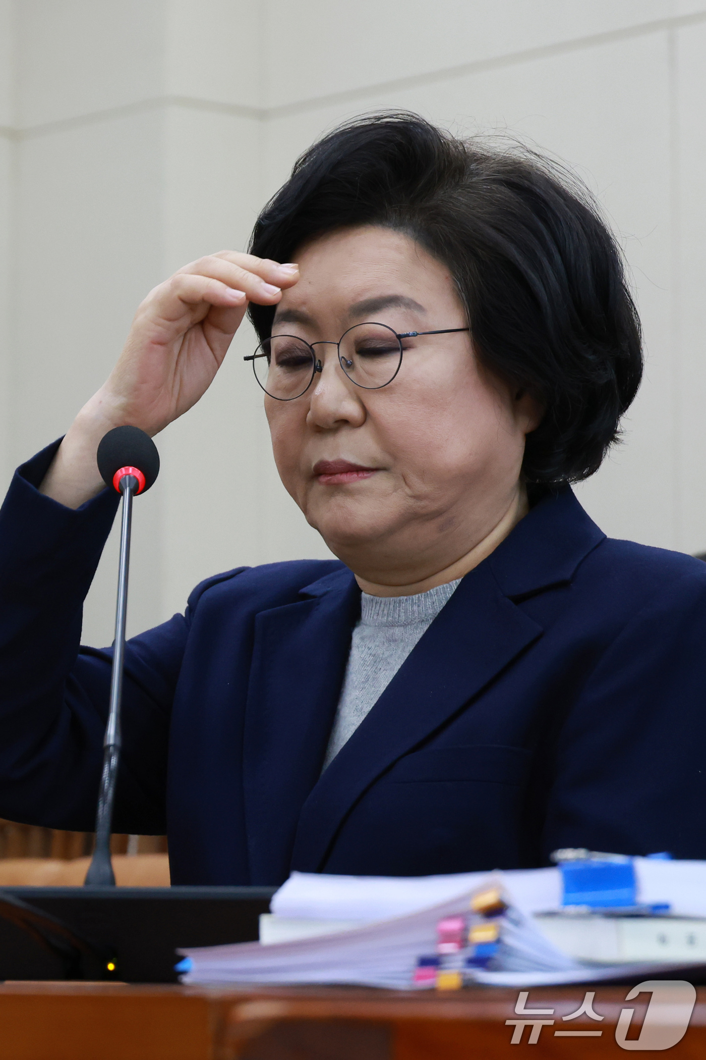 (서울=뉴스1) 국회사진기자단 = 이혜훈 기획예산처 장관 후보자가 23일 서울 여의도 국회에서 열린 인사청문회에서 의원 질의를 들으며 머리카락을 넘기고 있다. 2026.1.23/뉴 …