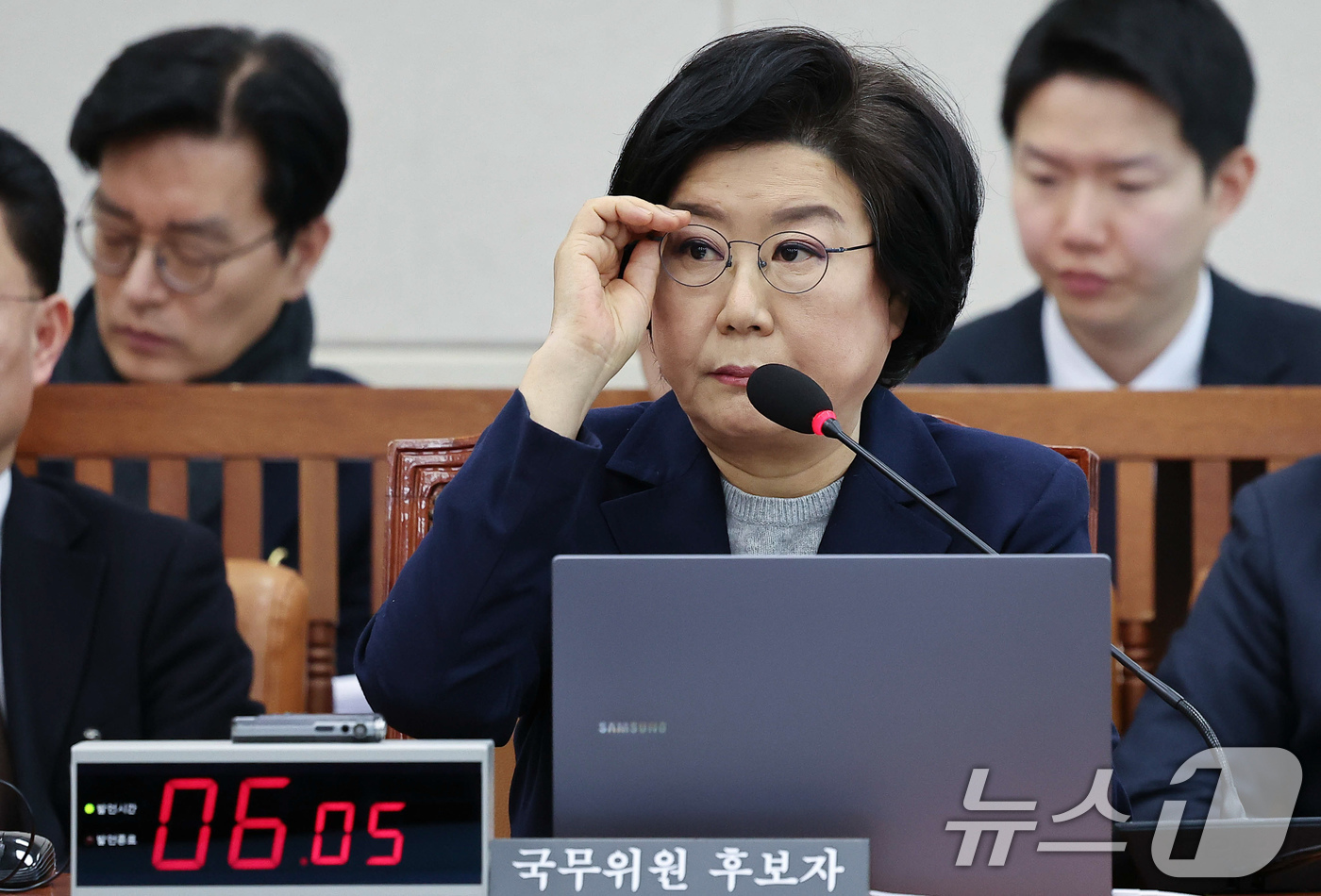 (서울=뉴스1) 국회사진기자단 = 이혜훈 기획예산처 장관 후보자가 23일 서울 여의도 국회에서 열린 인사청문회에 출석해 안경을 고쳐 쓰고 있다. 2026.1.23/뉴스1