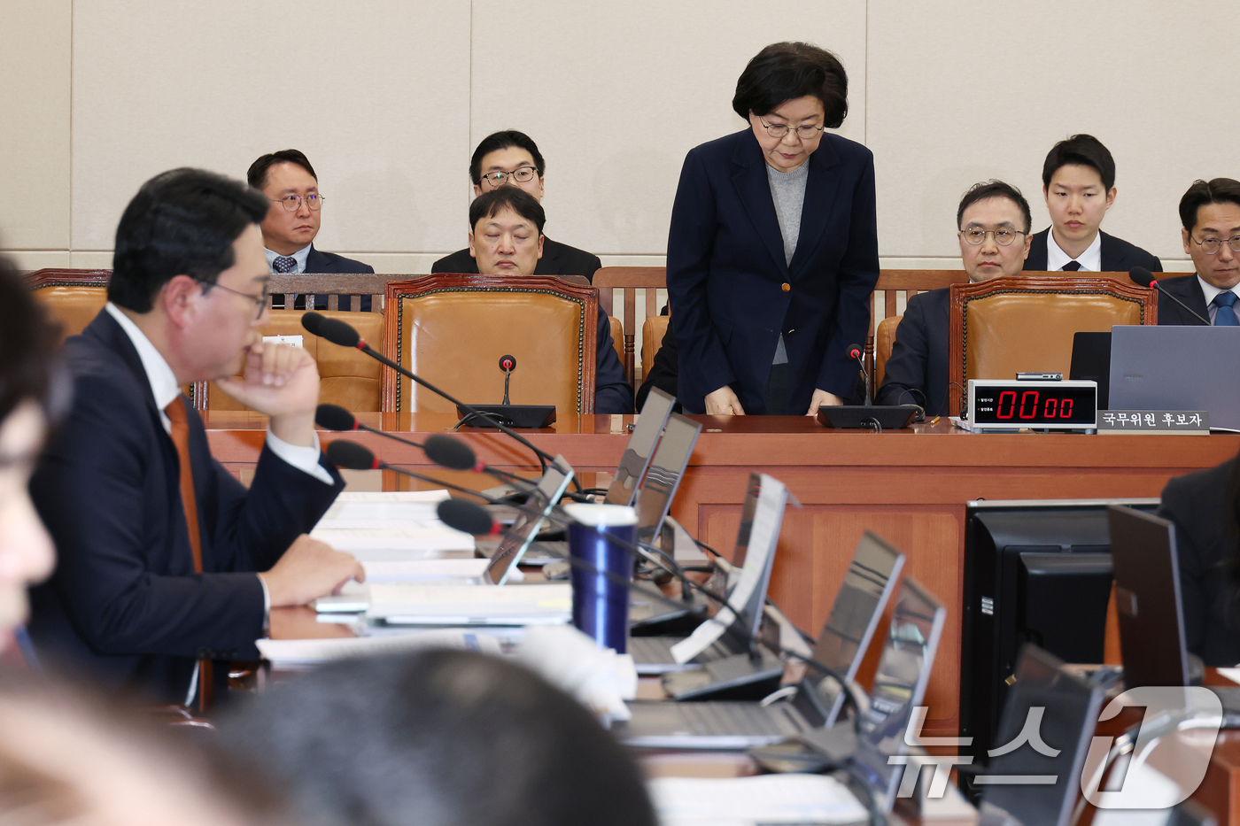 (서울=뉴스1) 국회사진기자단 = 이혜훈 기획예산처 장관 후보자가 23일 서울 여의도 국회에서 열린 인사청문회에 출석해 모두 발언에 앞서 인사하고 있다. 2026.1.23/뉴스1