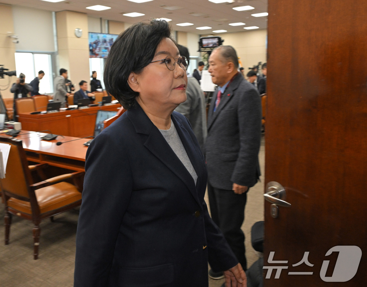 (서울=뉴스1) 이승배 기자 = 이혜훈 기획예산처 장관 후보자가 23일 서울 여의도 국회에서 열린 제431회국회(임시회) 재정경제기획위원회 인사청문회에서 정회가 선포되자 이석하고 …