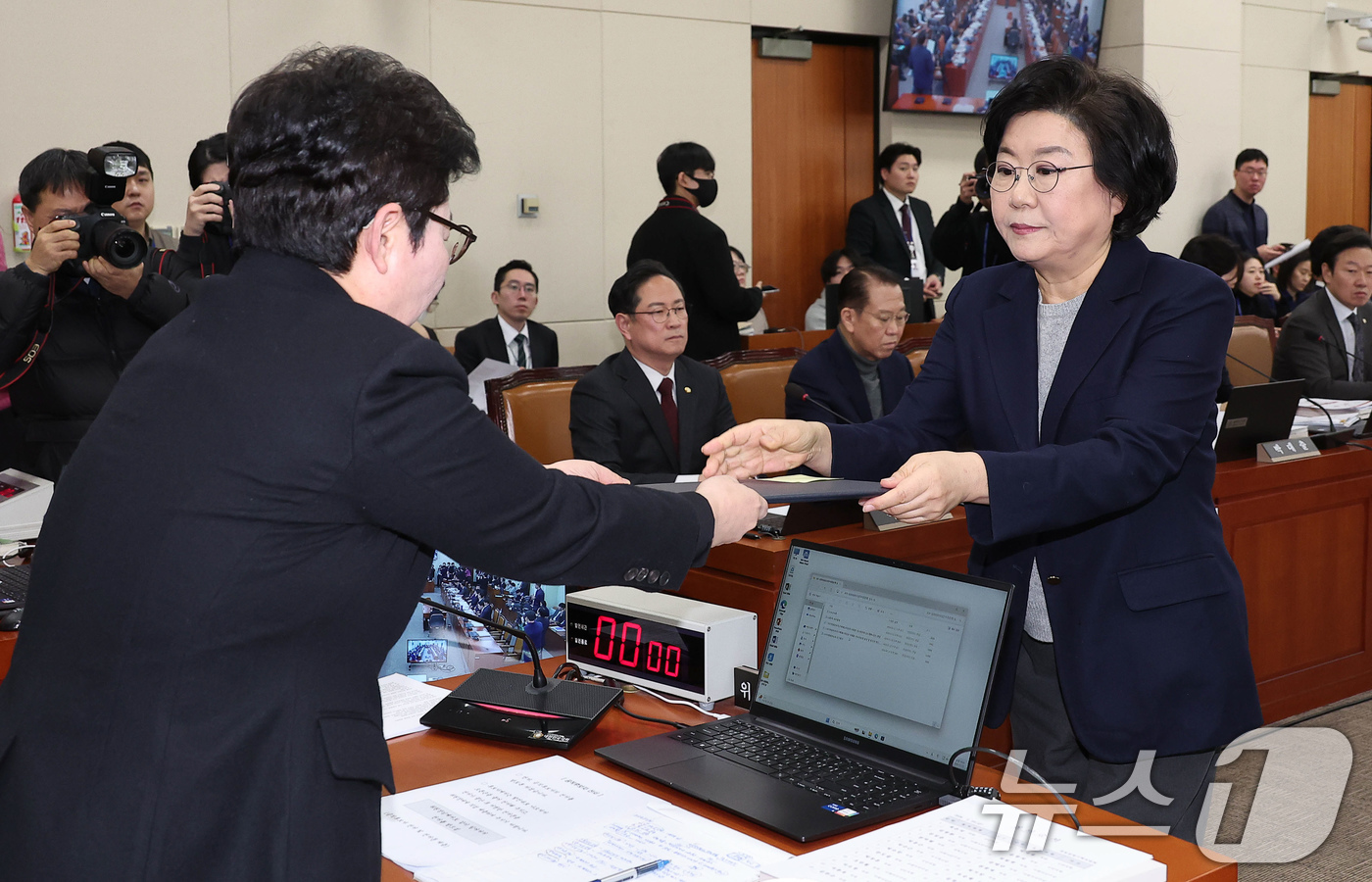 (서울=뉴스1) 국회사진기자단 = 이혜훈 기획예산처 장관 후보자가 23일 서울 여의도 국회에서 열린 인사청문회에 출석해 임이자 재정경제기획위원장에게 선서문을 전달하고 있다. 202 …