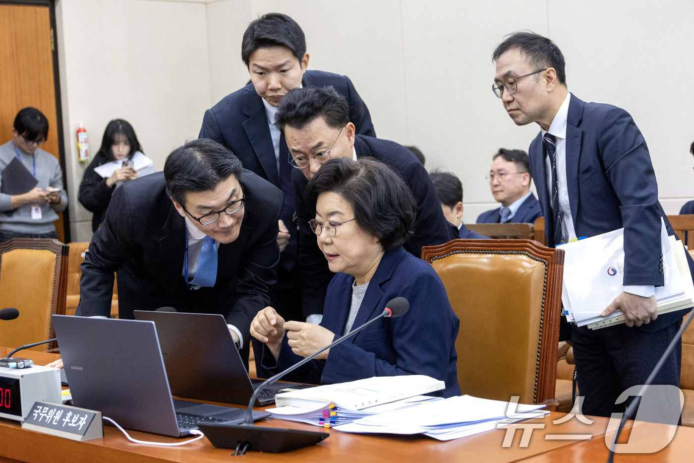 (서울=뉴스1) 이승배 기자 = 이혜훈 기획예산처 장관 후보자가 23일 서울 여의도 국회에서 열린 제431회국회(임시회) 재정경제기획위원회 인사청문회에 출석해 자료를 살펴보고 있다 …