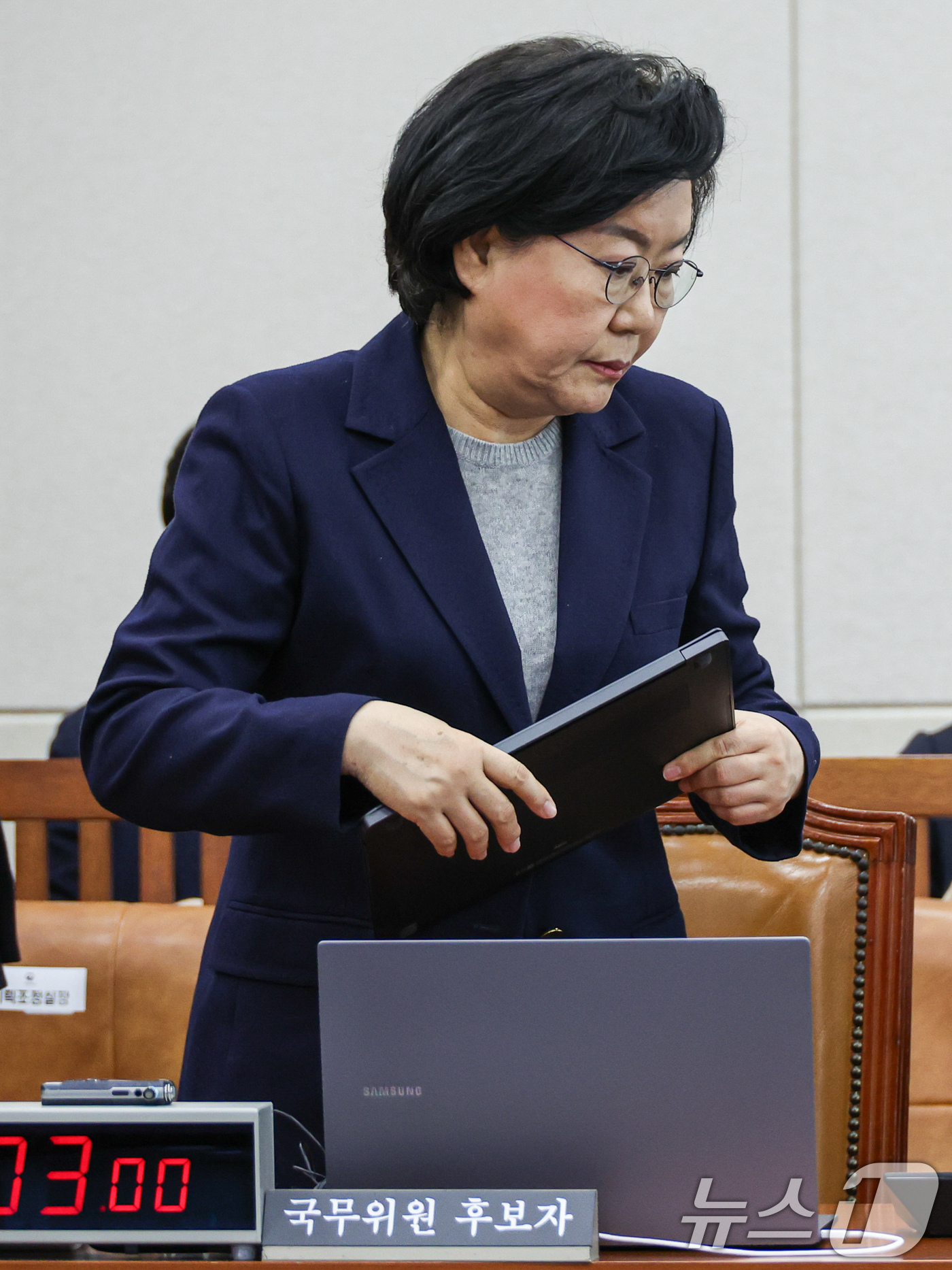 (서울=뉴스1) 국회사진기자단 = 이혜훈 기획예산처 장관 후보자가 23일 서울 여의도 국회에서 열린 인사청문회에서 정회 후 이석하고 있다. 2026.1.23/뉴스1