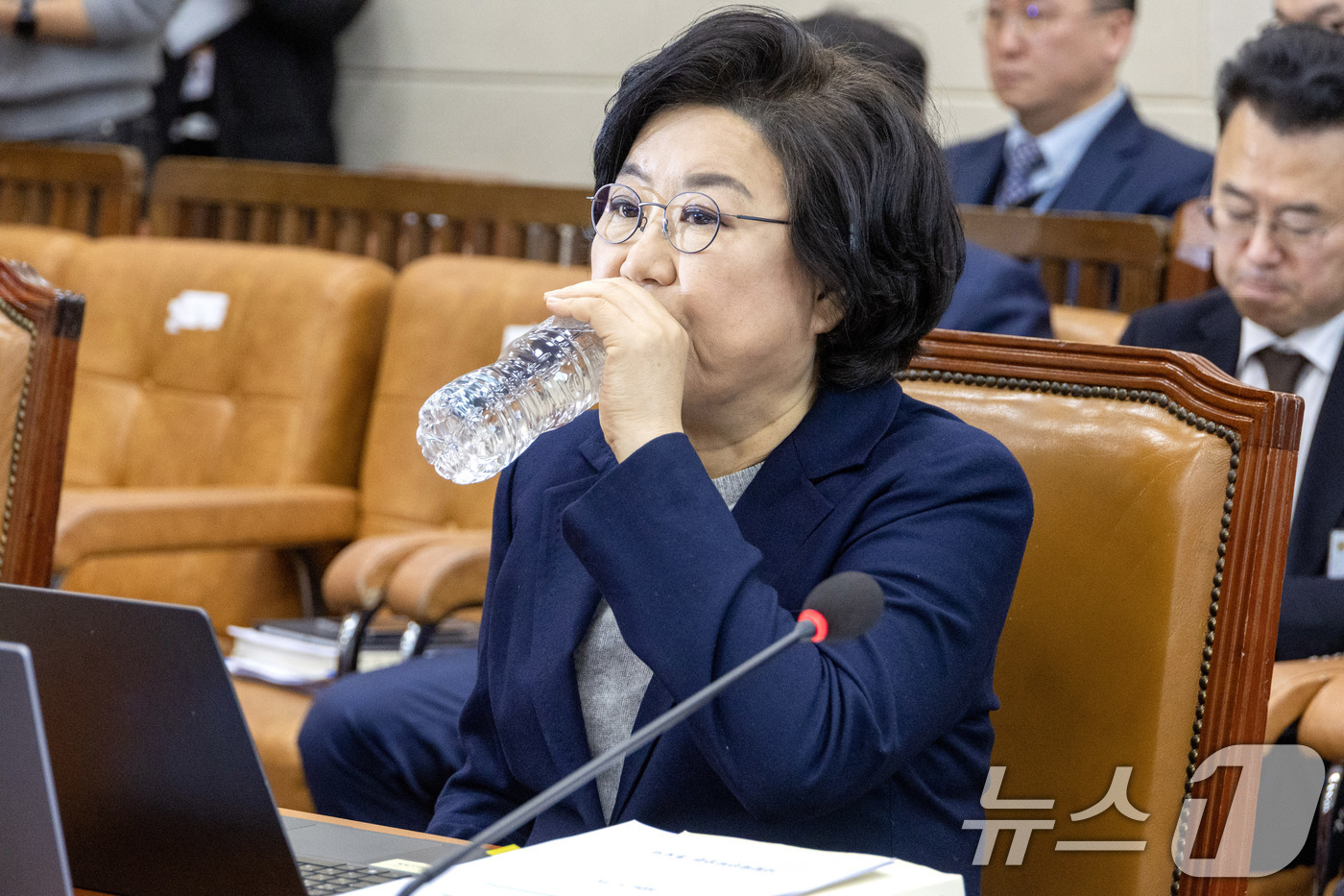 (서울=뉴스1) 이승배 기자 = 이혜훈 기획예산처 장관 후보자가 23일 서울 여의도 국회에서 열린 제431회국회(임시회) 재정경제기획위원회 인사청문회에 출석해 물을 마시고 있다. …
