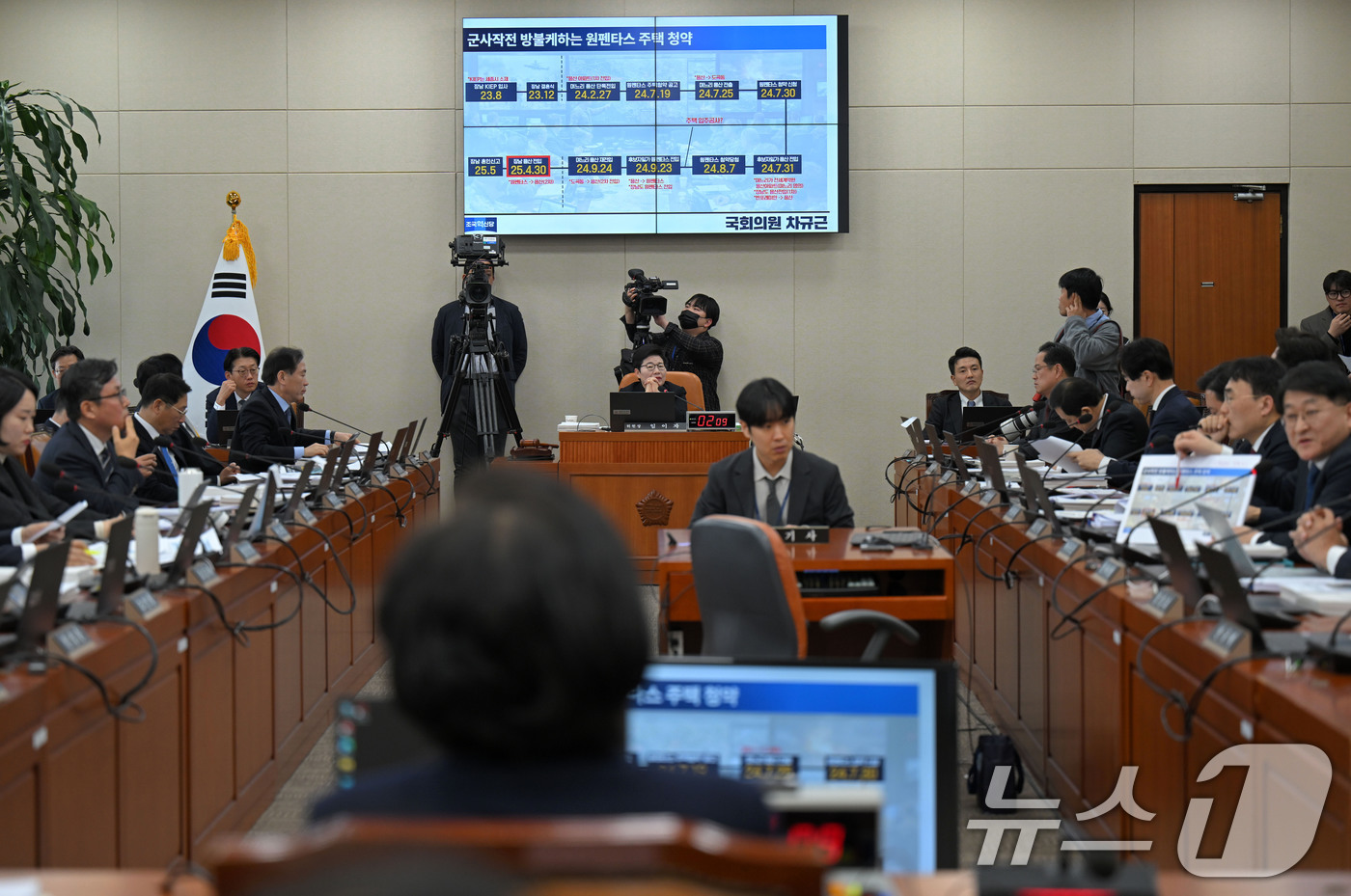 (서울=뉴스1) 이승배 기자 = 이혜훈 기획예산처 장관 후보자가 23일 서울 여의도 국회에서 열린 제431회국회(임시회) 재정경제기획위원회 인사청문회에 출석해 청약 관련 의원 질의 …