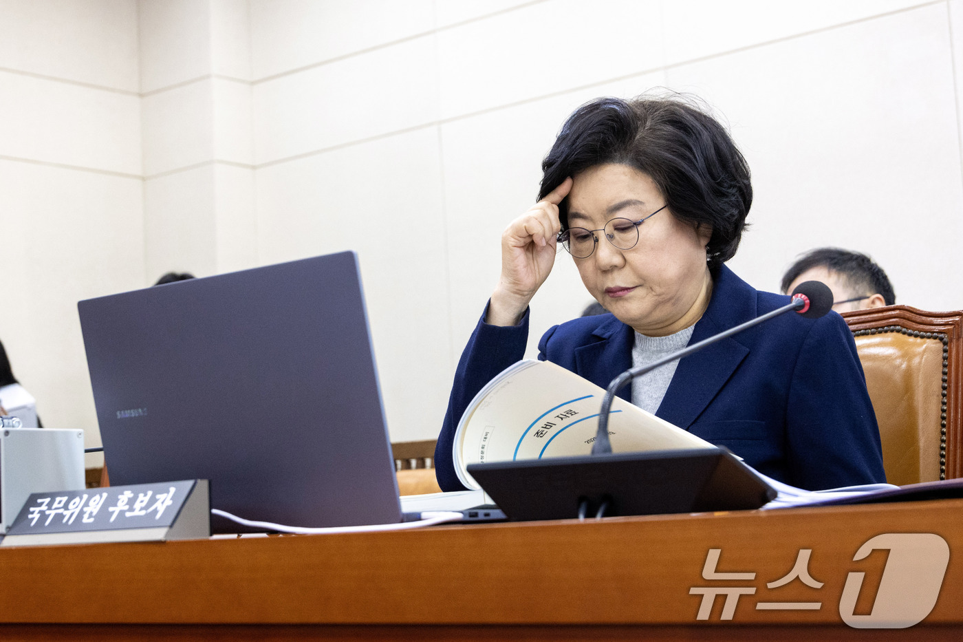 (서울=뉴스1) 이승배 기자 = 이혜훈 기획예산처 장관 후보자가 23일 서울 여의도 국회에서 열린 제431회국회(임시회) 재정경제기획위원회 인사청문회에 출석해 자료를 살펴보고 있다 …