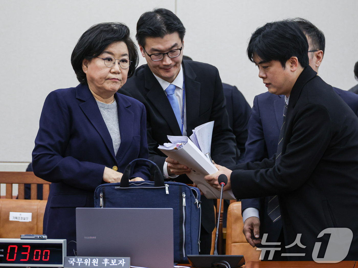 (서울=뉴스1) 국회사진기자단 = 이혜훈 기획예산처 장관 후보자가 23일 서울 여의도 국회에서 열린 인사청문회에서 정회 후 이석하고 있다. 2026.1.23/뉴스1