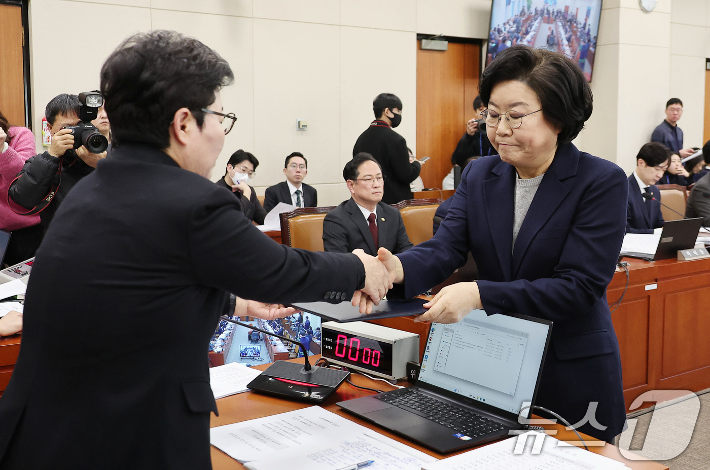 (서울=뉴스1) 국회사진기자단 = 이혜훈 기획예산처 장관 후보자가 23일 서울 여의도 국회에서 열린 인사청문회에 출석해 임이자 재정경제기획위원장에게 선서문을 전달한 후 악수하고 있 …