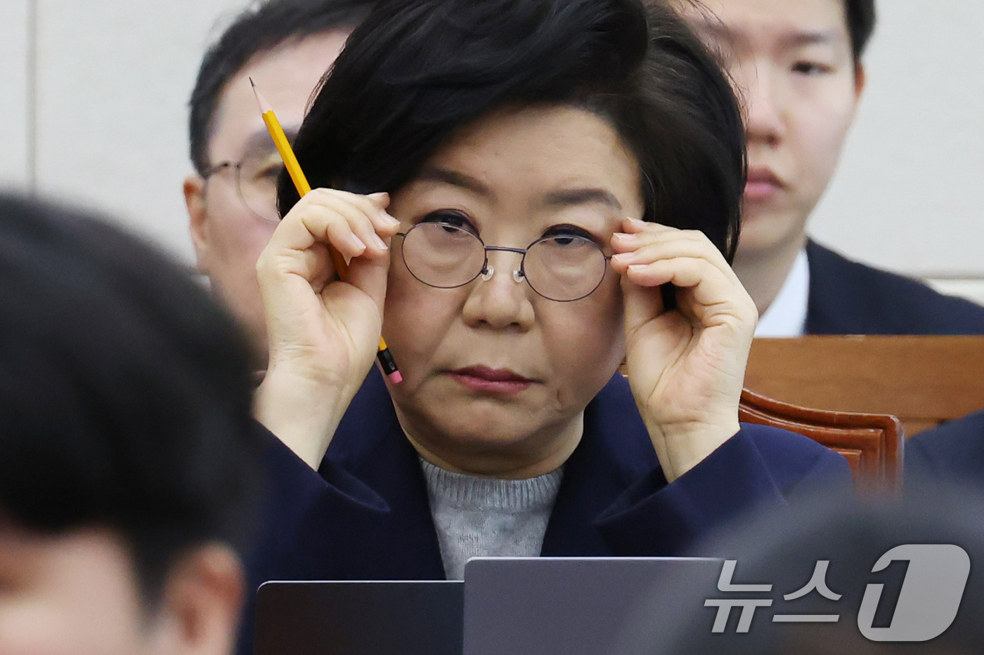 (서울=뉴스1) 국회사진기자단 = 이혜훈 기획예산처 장관 후보자가 23일 서울 여의도 국회에서 열린 인사청문회에 출석해 안경을 고쳐 쓰고 있다. 2026.1.23/뉴스1