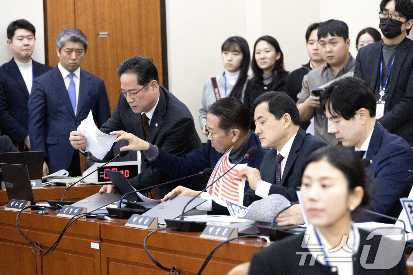 (서울=뉴스1) 이승배 기자 = 23일 서울 여의도 국회에서 열린 제431회국회(임시회) 재정경제기획위원회 이혜훈 기획예산처 장관 후보자 인사청문회에서 박수영 간사를 비롯한 국민의 …